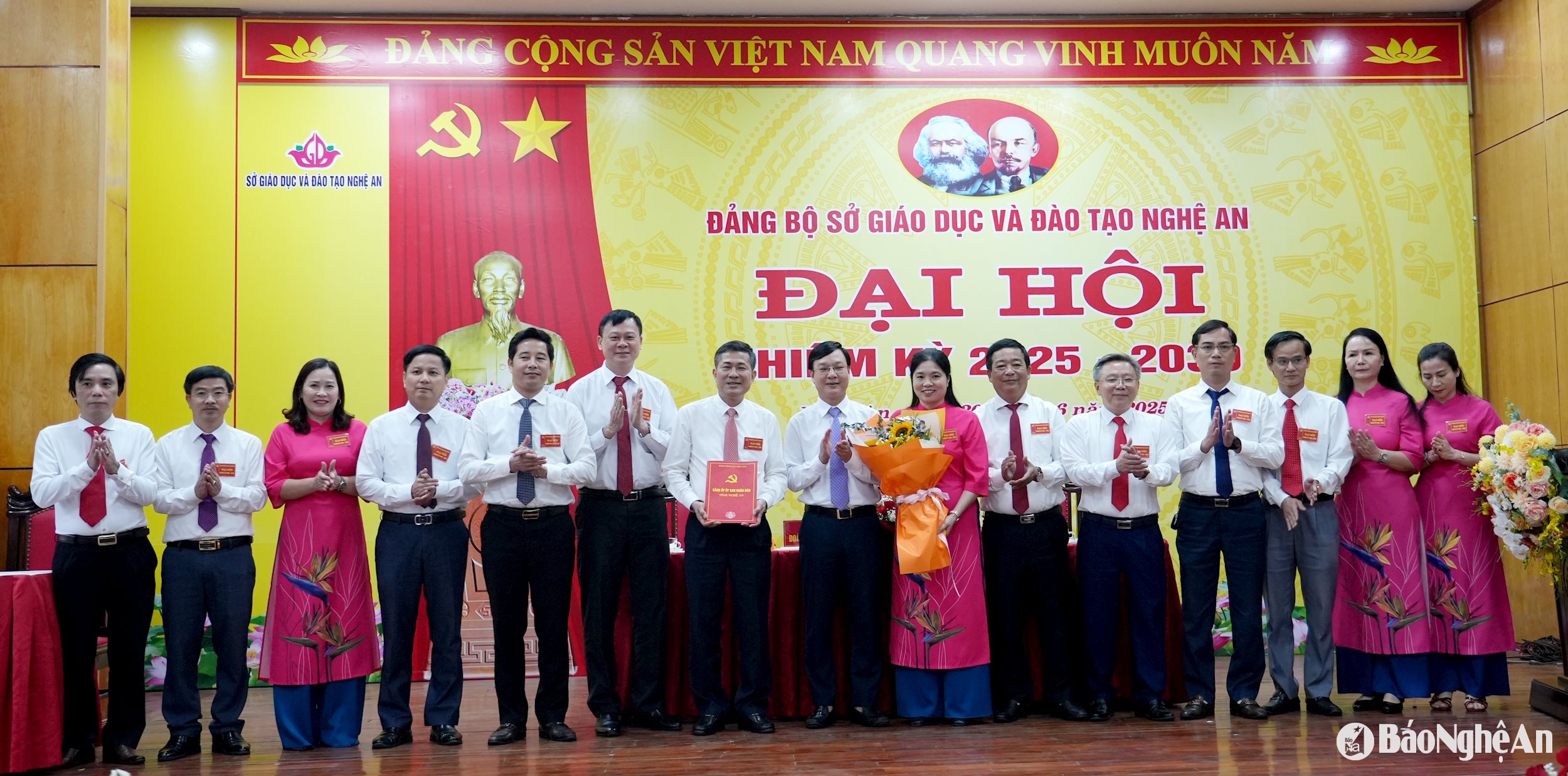 Đồng chí Phạm Tuấn Vinh tặng hoa chúc mừng Ban chấp hành Đảng bộ Sở Giáo dục và Đào tạo. Ảnh - Mỹ Hà