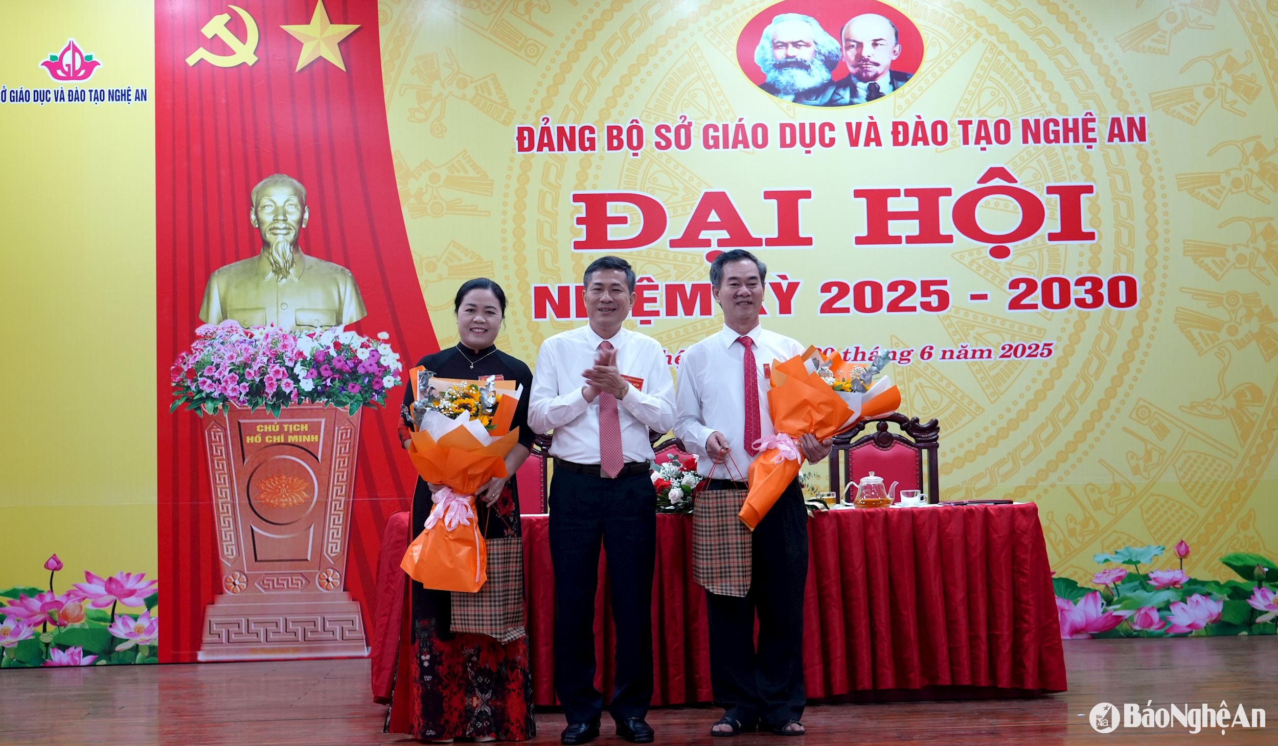 Giám đốc Sở Giáo dục và Đào tạo tặng hoa cho các đồng chí không tái đắc cử Ban chấp hành Đảng bộ nhiệm kỳ 2025 - 2030. Ảnh - Mỹ Hà