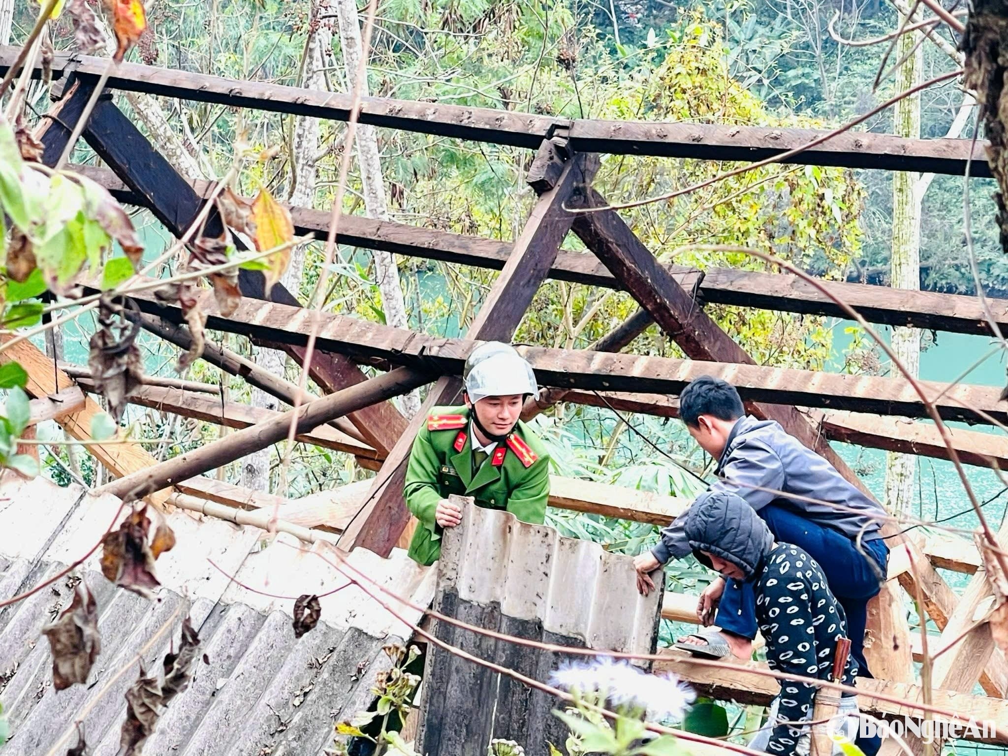 Giúp đỡ người dân lợp nhà.