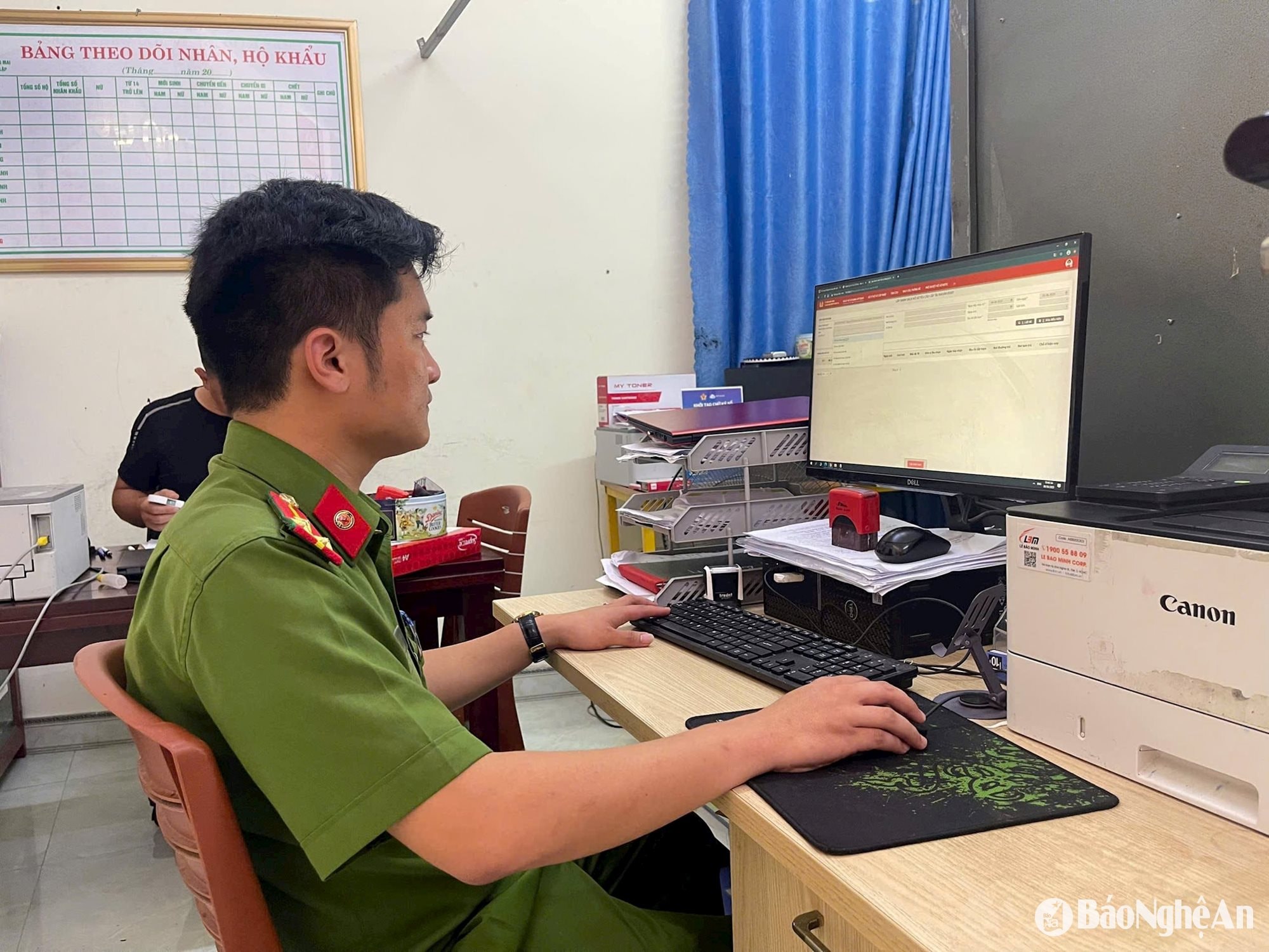 Ngoài nhiệm vụ chuyên môn, Thượng úy Trần Văn Long còn thường xuyên đăng tải nhiều bài viết để tuyên truyền, phổ biến pháp luật trên không gian mạng.