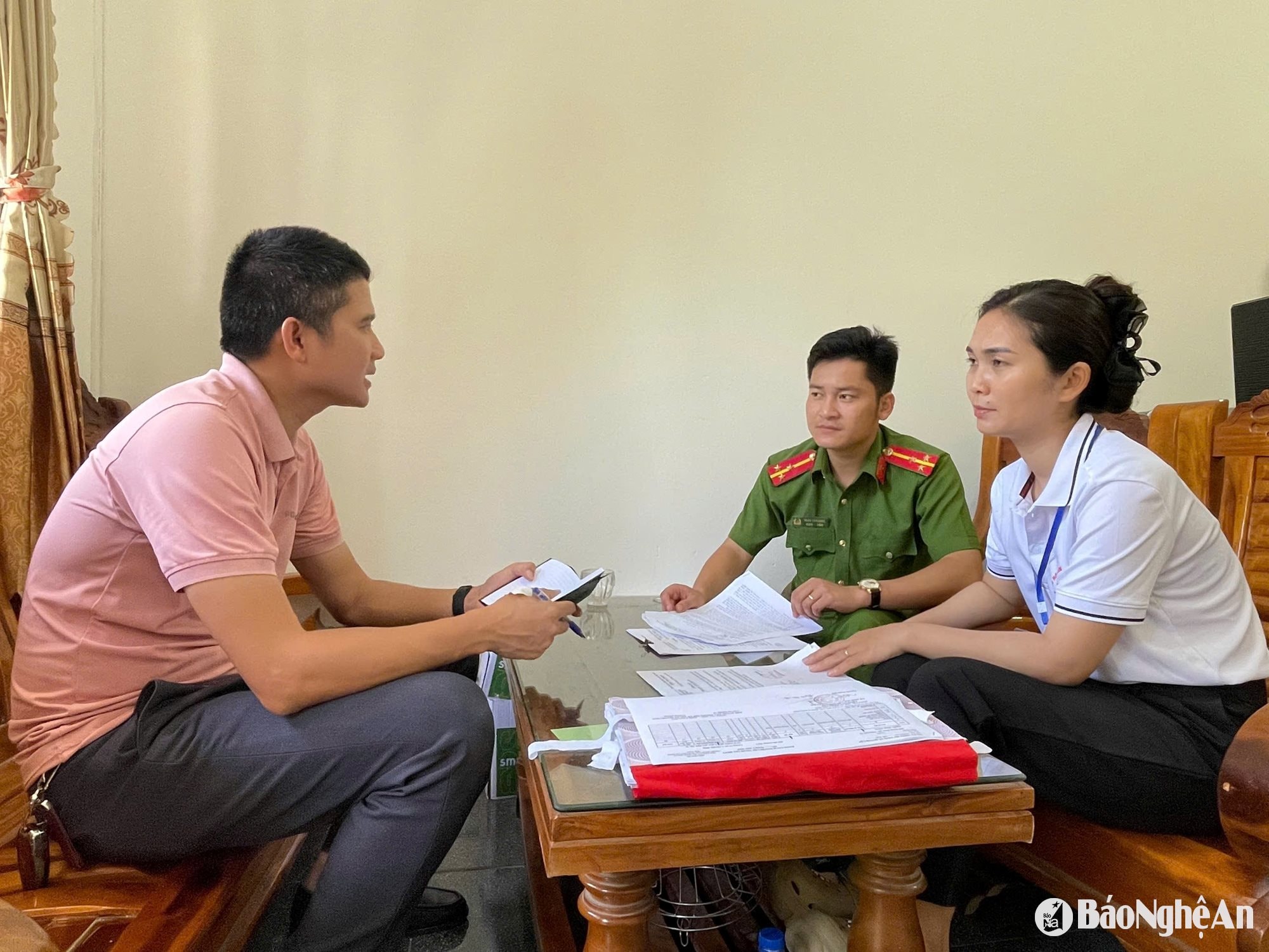 PV Báo Nghệ An trao đổi với Thượng úy Trần Văn Long và Bí thư đoàn xã Quỳnh Lập. Ảnh Tiến Đông