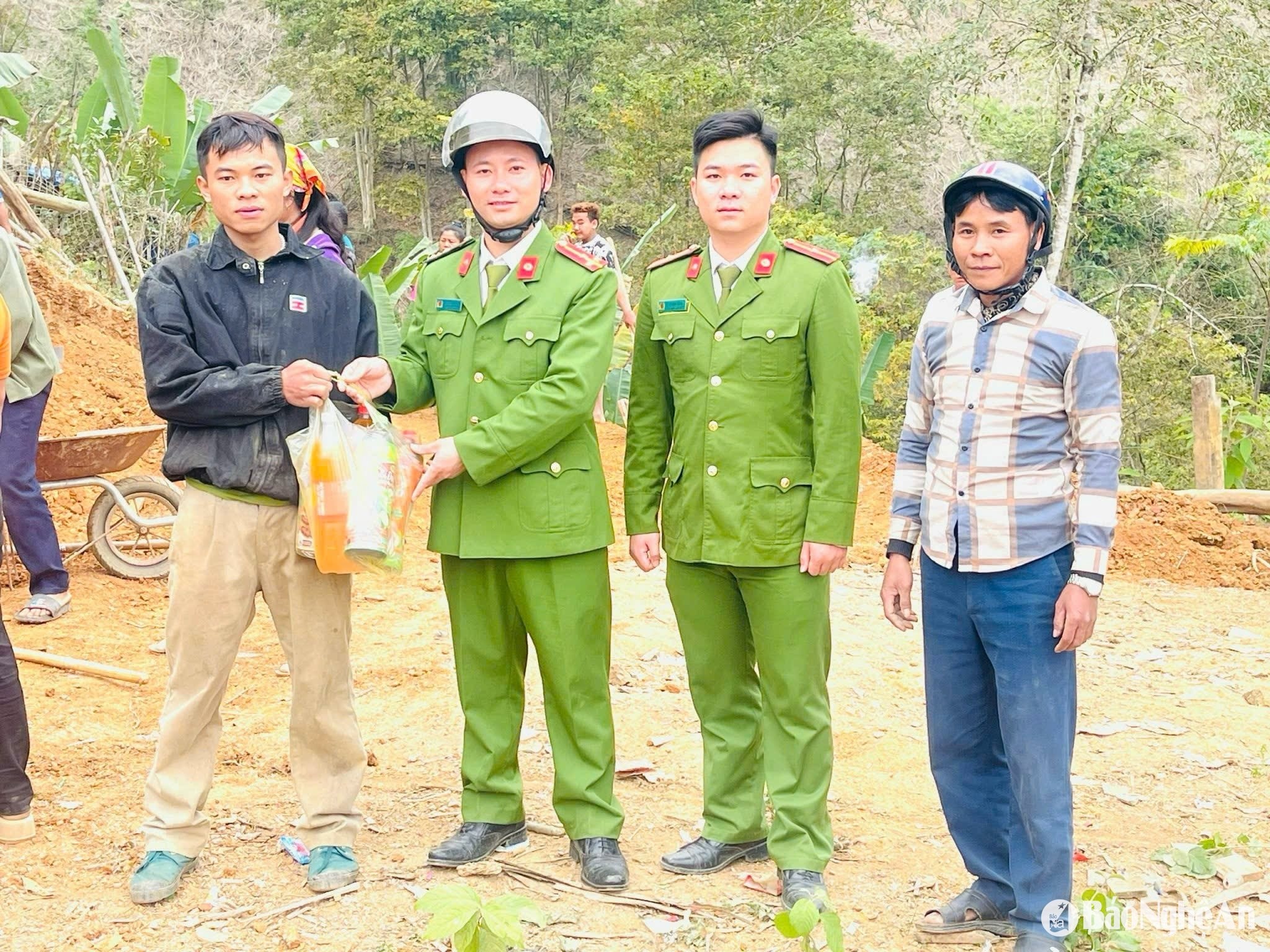 Tặng quà cho nhân dân địa phương.