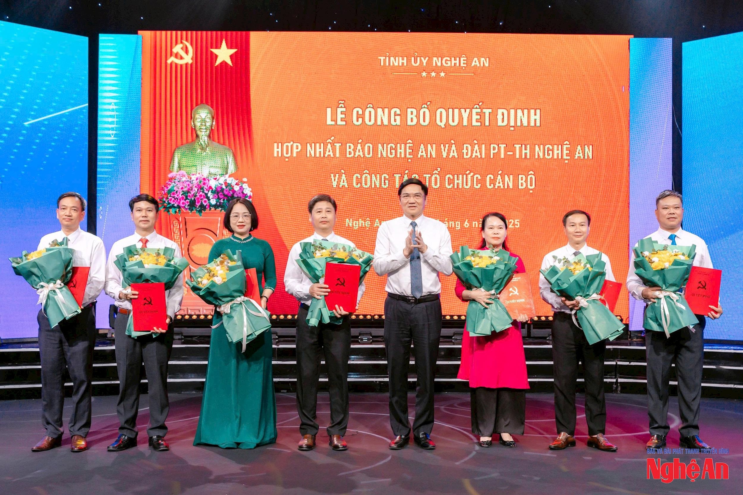 Đồng chí Hoàng Nghĩa Hiếu - Phó Bí thư Thường trực Tỉnh ủy, Chủ tịch HĐND tỉnh trao Quyết định điều động, bổ nhiệm lãnh đạo Báo và Đài Phát thanh - Truyền hình Nghệ An. Ảnh Thành Cường