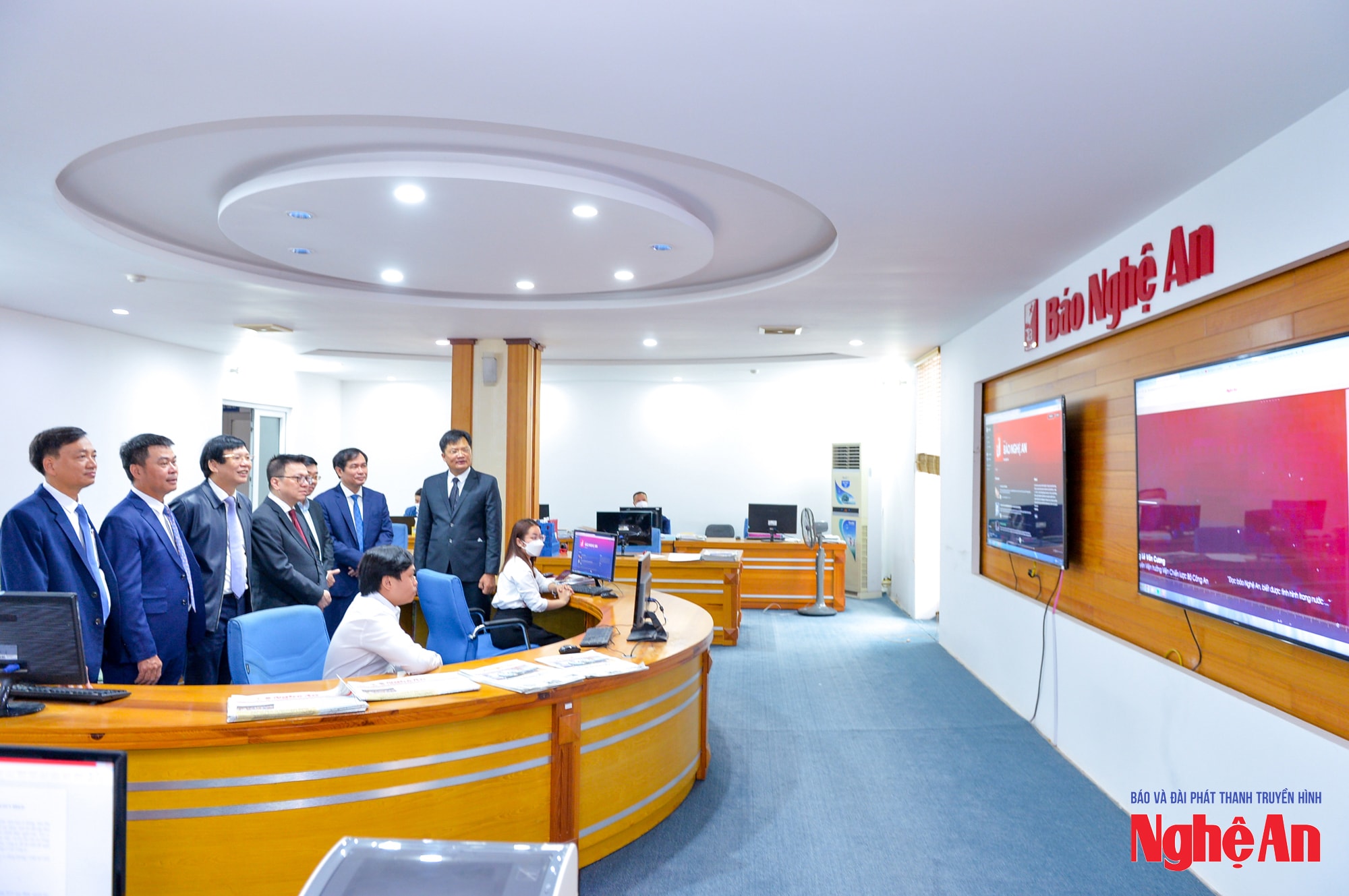 Đồng chí Lê Quốc Minh - Ủy viên BCH Trung ương Đảng, Tổng Biên tập Báo Nhân dân và các đồng chí trong Hội Nhà báo Việt Nam thăm Báo Nghệ An