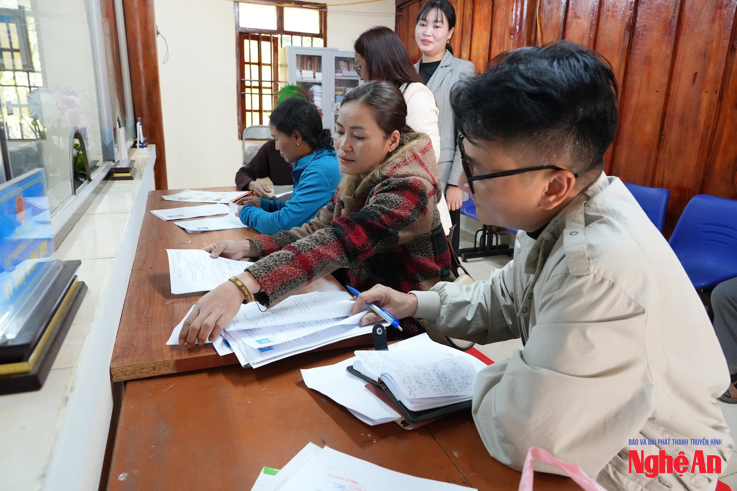 Phóng viên Báo Nghệ An ghi nhận ý kiến của người dân khi đến làm thủ tục tại Bộ phận Một cửa ở địa phương. Ảnh Tiến Đông