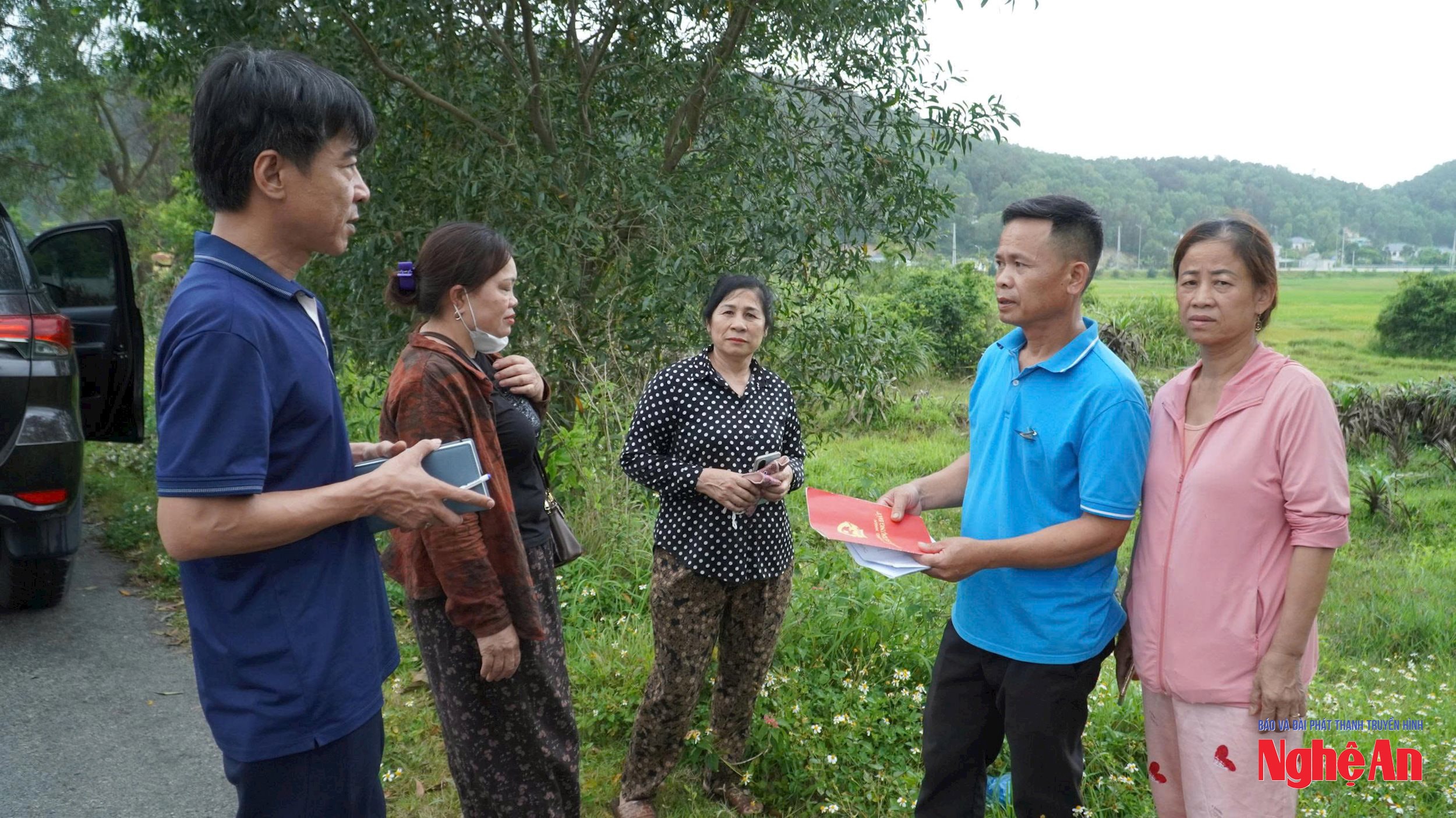 PV Báo Nghệ An trao đổi với người dân. Ảnh Võ Hải