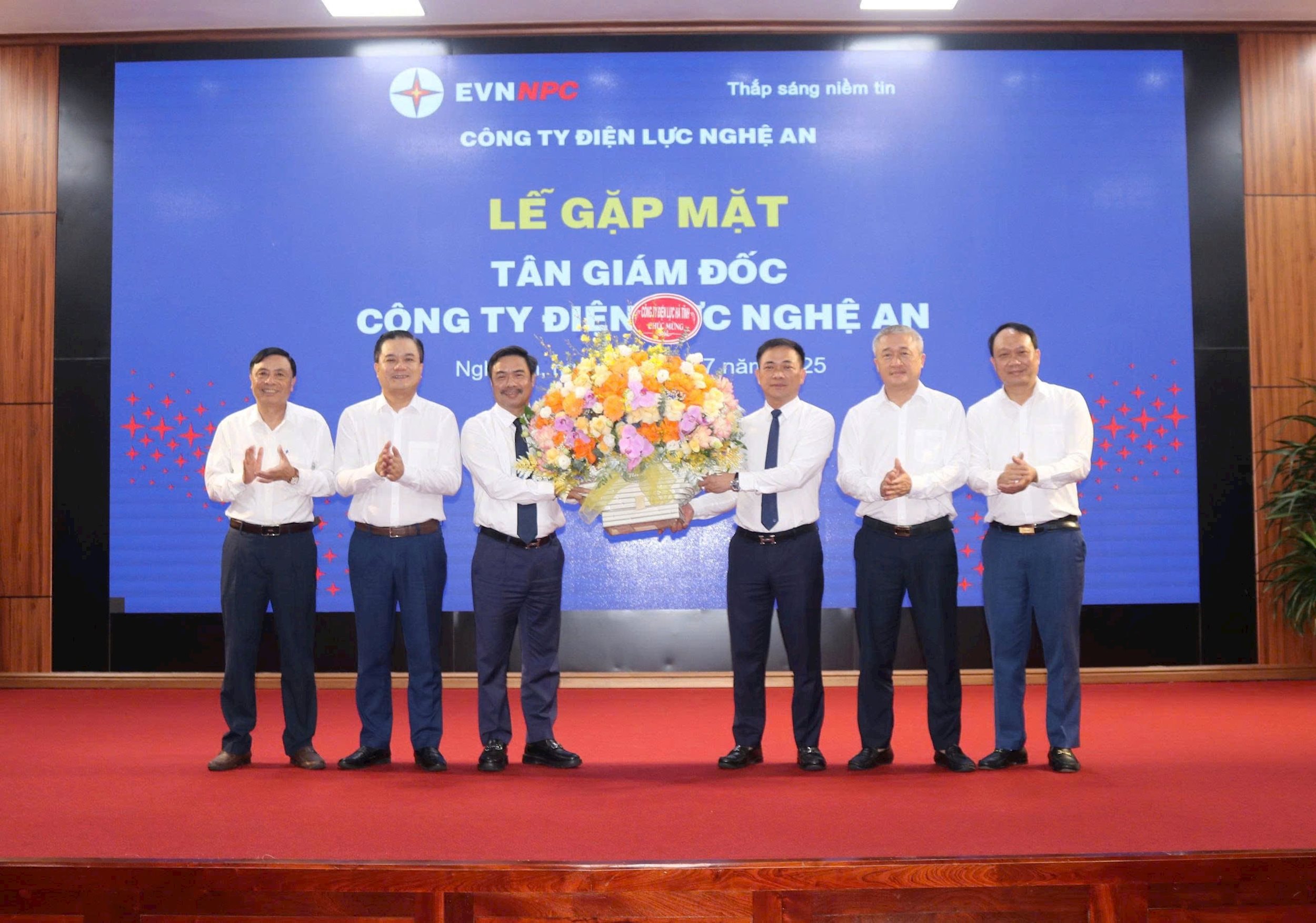 Ban Giám đốc Công ty Điện lực Hà Tĩnh tặng hoa chúc mừng ông Phạm Công Thành nhậm nhiệm vụ mới