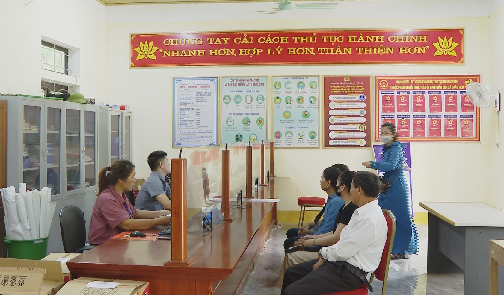 bna-3 Giấy tờ của người dân được tiếp nhận và giải quyết nhanh, hiệu quả tại Trung tâm phục vụ hành chính công xã Châu Tiến00000000 copy