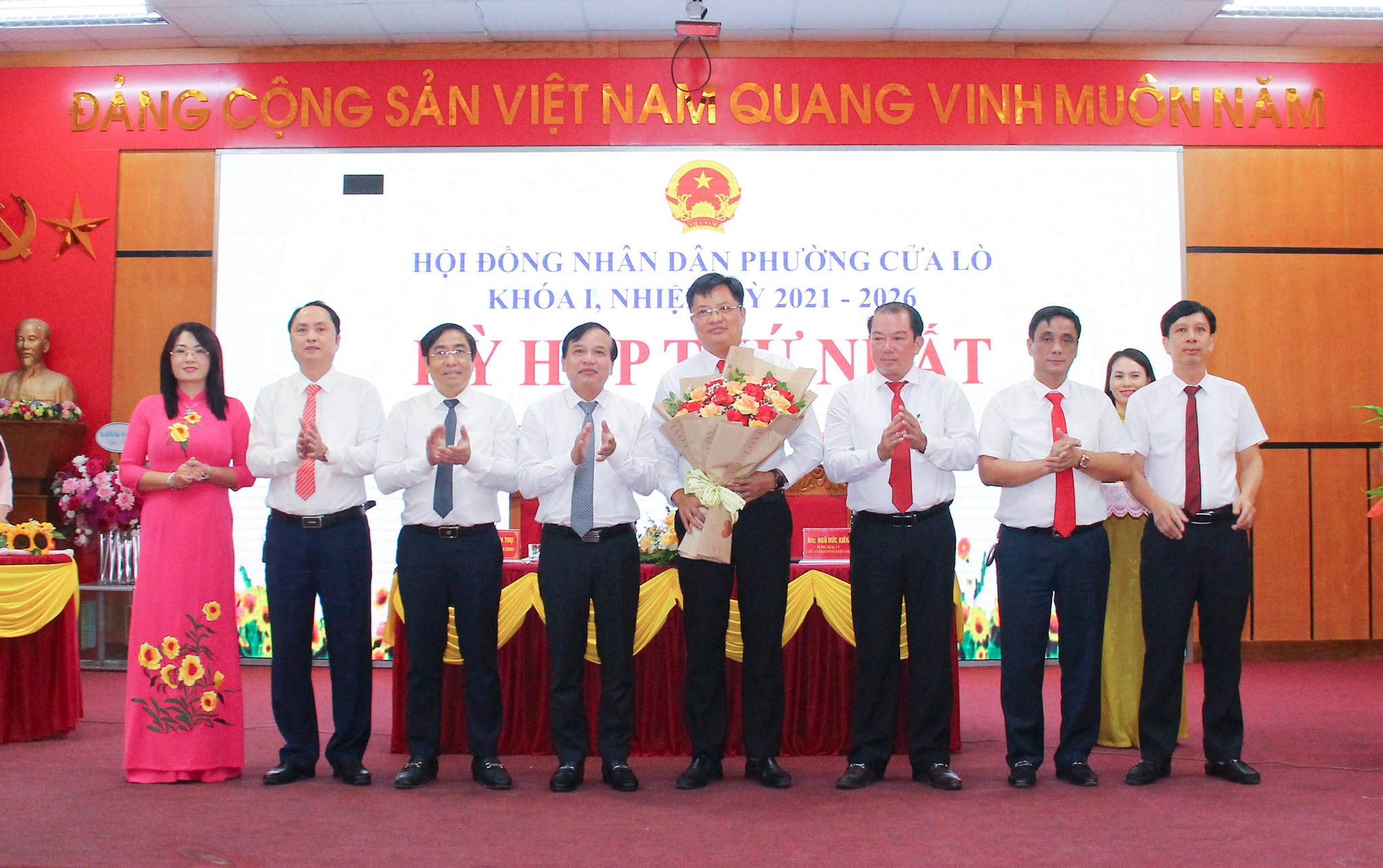 HĐND phường Cửa Lò công bố các quyết định về công tác cán bộ