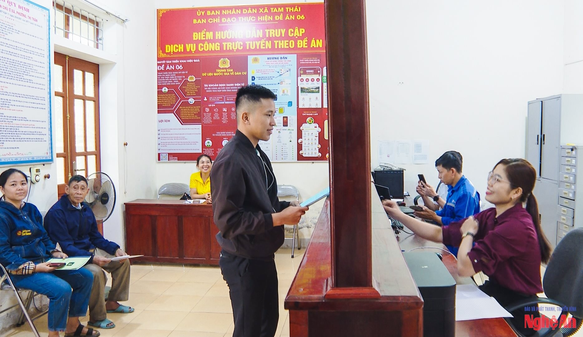 ảnh 5 Hồ sơ, giấy tờ cần chứng thực của người dân đã được tiếp nhận và giải quyết nhanh tại Trung tâm phục vụ hành chính công xã Tam Thái