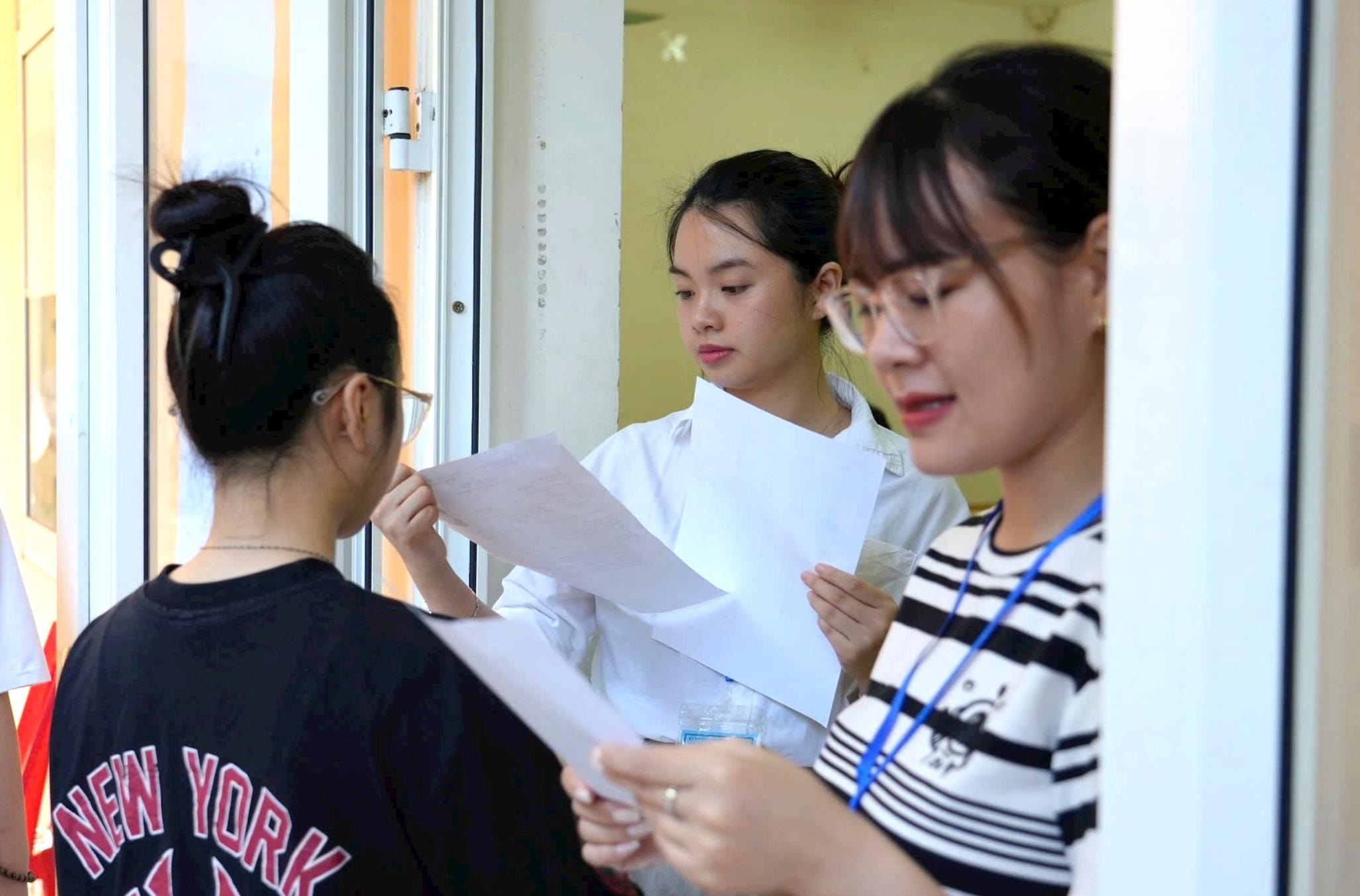 bna_cac-thi-sinh-lam-thu-tuc-du-thi-vao-truong-thpt-ha-huy-tap.-anh-my-ha-e67eb5041c307bd064ebe3a770c0bea5(1).jpg