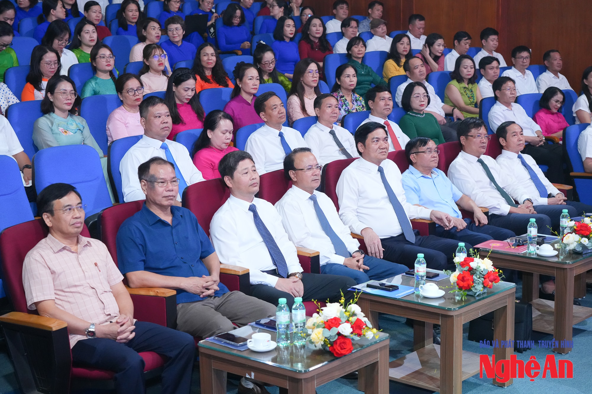 Các đại biểu tham dự lễ công bố quyết định hợp nhất Báo Nghệ An và Đài Phát thanh - Truyền hình Nghệ An và công tác tổ chức cán bộ