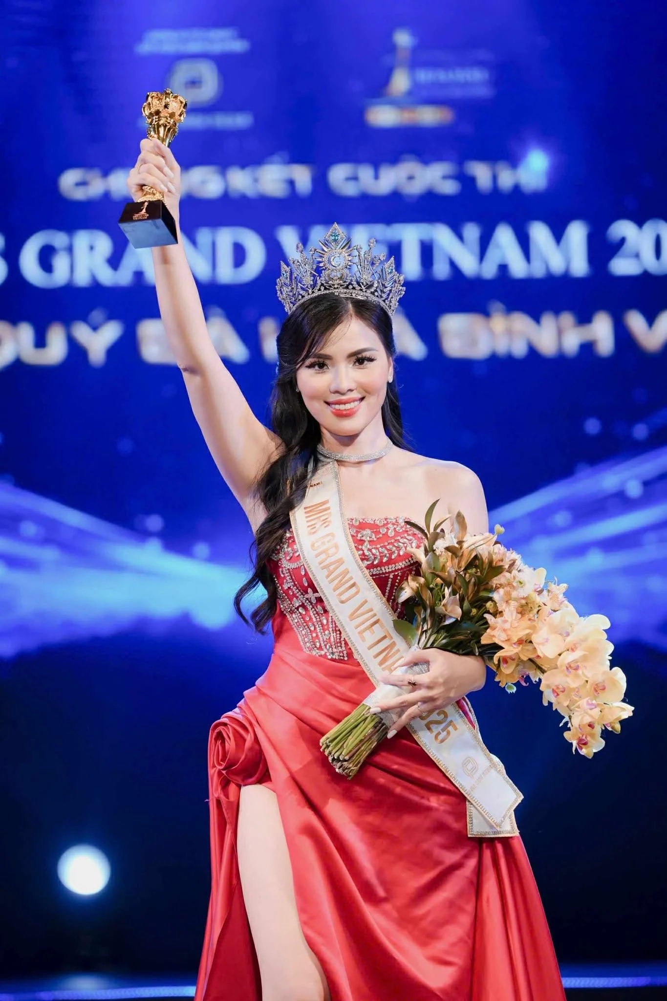 Người đẹp Nguyễn Thị Thưa đăng quang ngôi vị Hoa hậu Quý bà Hòa bình Việt Nam.