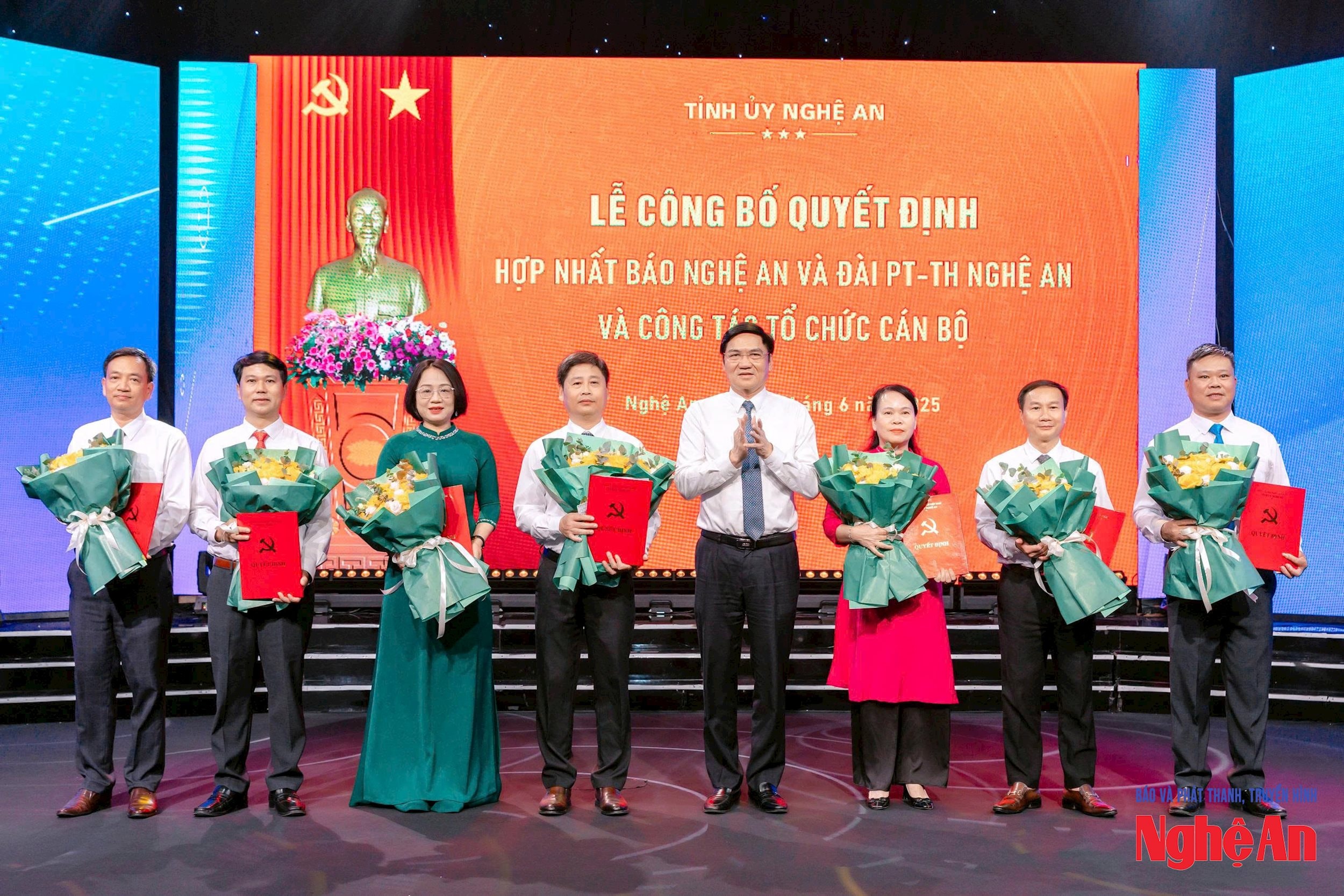Đồng chí Hoàng Nghĩa Hiếu - Phó Bí thư Thường trực Tỉnh ủy, Chủ tịch HĐND tỉnh trao Quyết định điều động, bổ nhiệm lãnh đạo Báo và Đài Phát thanh - Truyền hình Nghệ An. Ảnh: Thành Cường