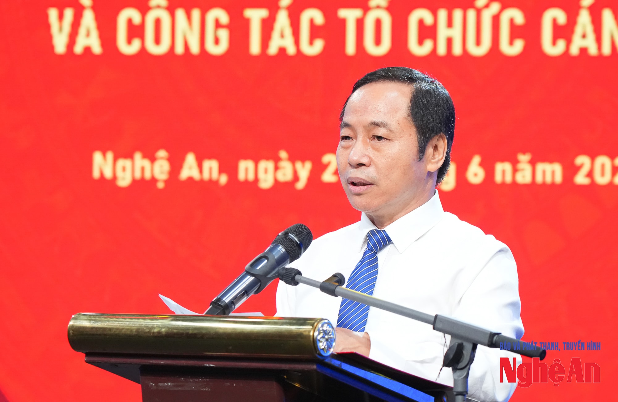 Đồng chí Lê Đình Lý - Ủy viên Ban Chấp hành Đảng bộ tỉnh, Phó Trưởng ban Thường trực Ban Tổ chức Tỉnh ủy công bố các quyết định của Ban Thường vụ Tỉnh ủy. Ảnh Thành Cường
