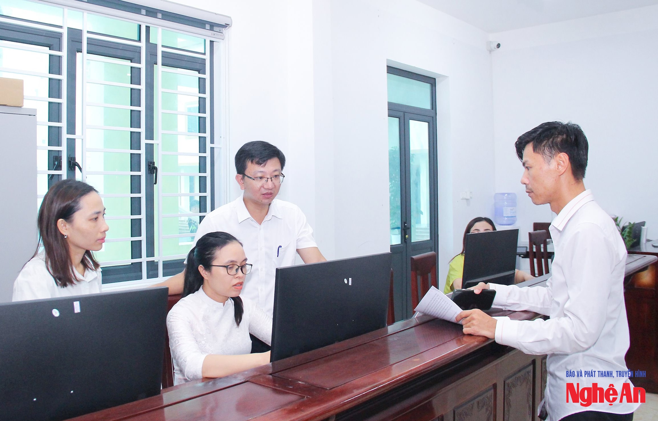 Giải quyết thủ tục hành chính cho người dân trong ngày đầu vận hành bộ máy theo mô hình chính quyền 2 cấp tại phường Cửa Lò.