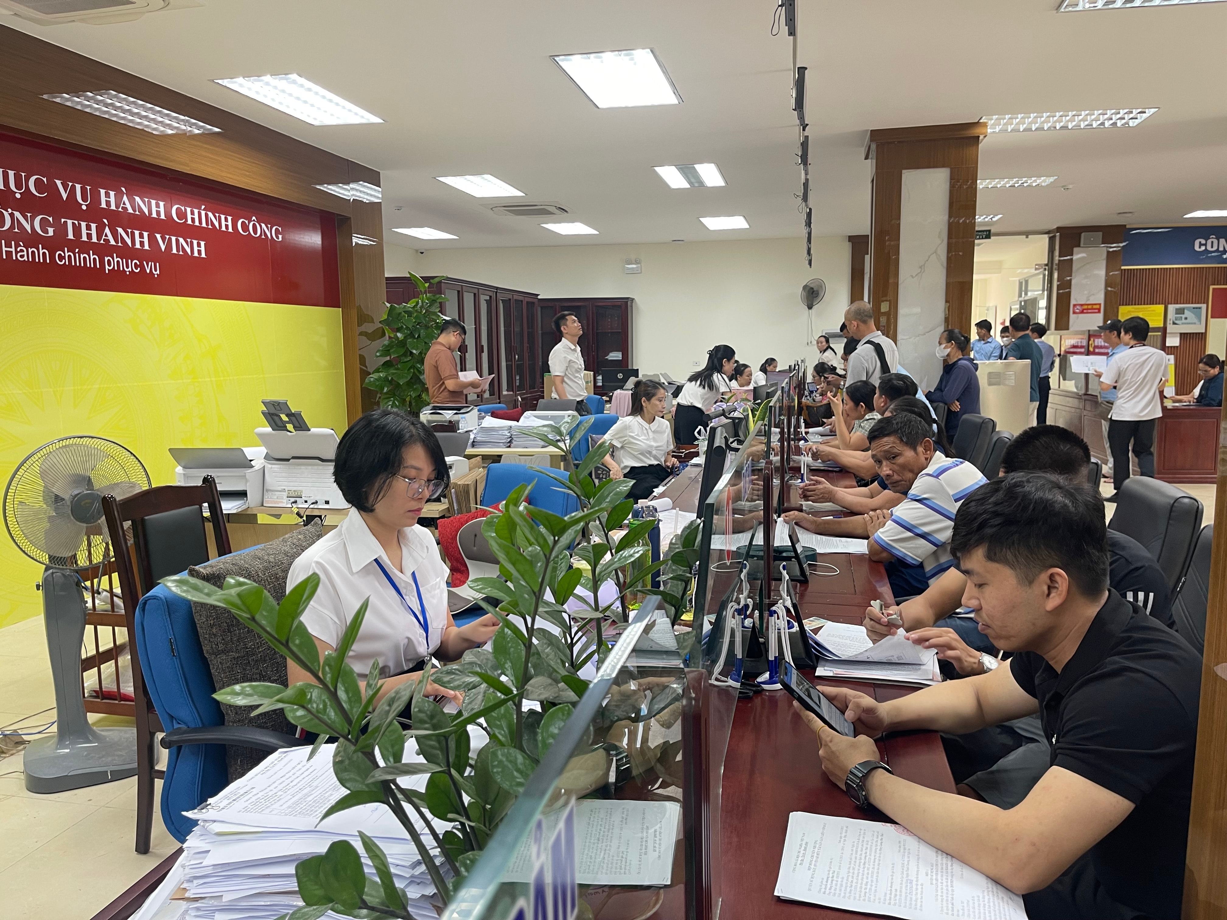 Theo quan sát, khu vực làm thủ tục đất đai là nơi có đông người dân đến làm thủ tục giao dịch nhất tại phường Thành Vinh. Ảnh: Tiến Đông