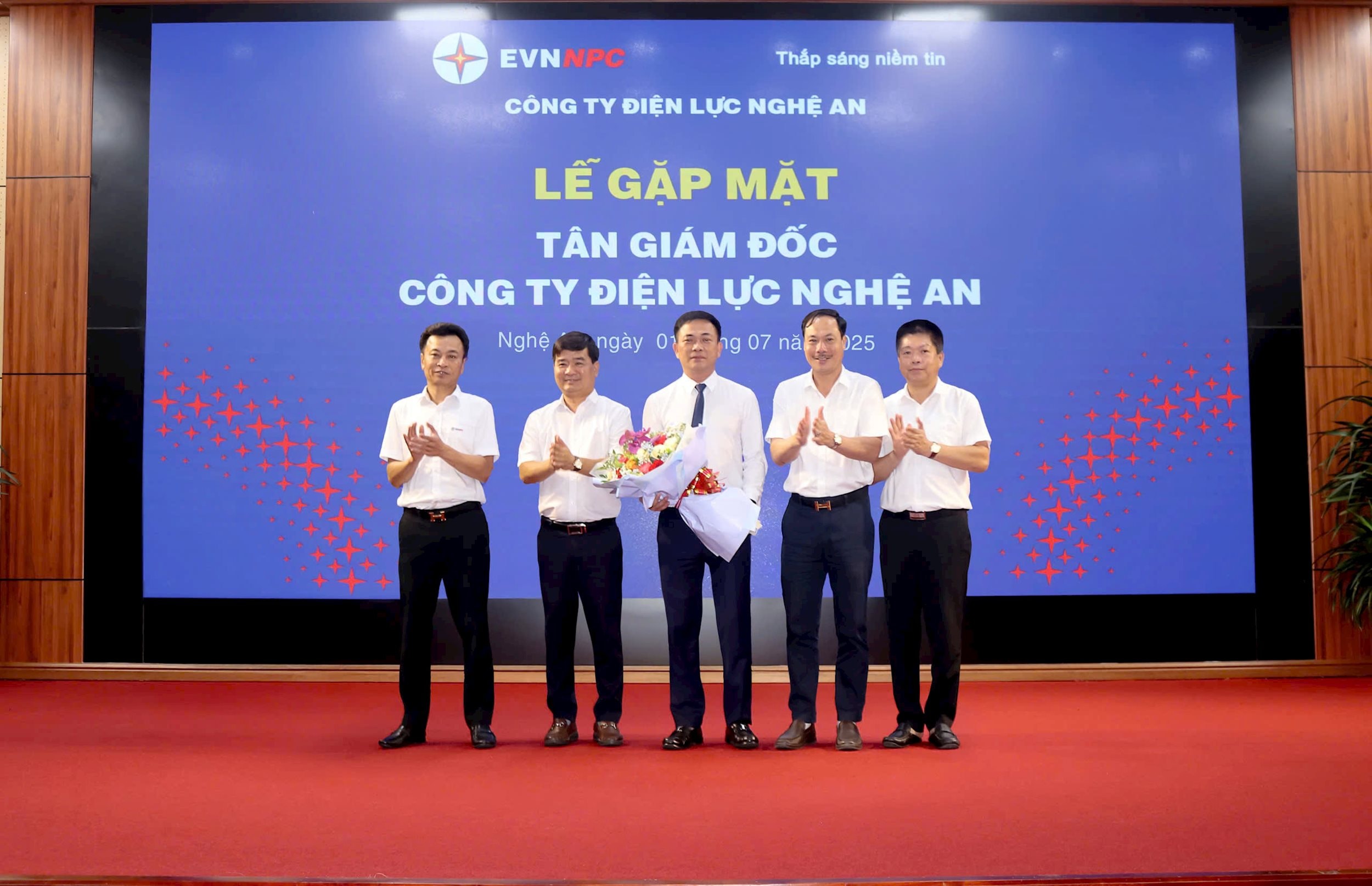 Lãnh đạo Công ty Điện lực Nghệ An tặng hoa chào đón ông Phạm Công Thành tân Giám đốc Công ty