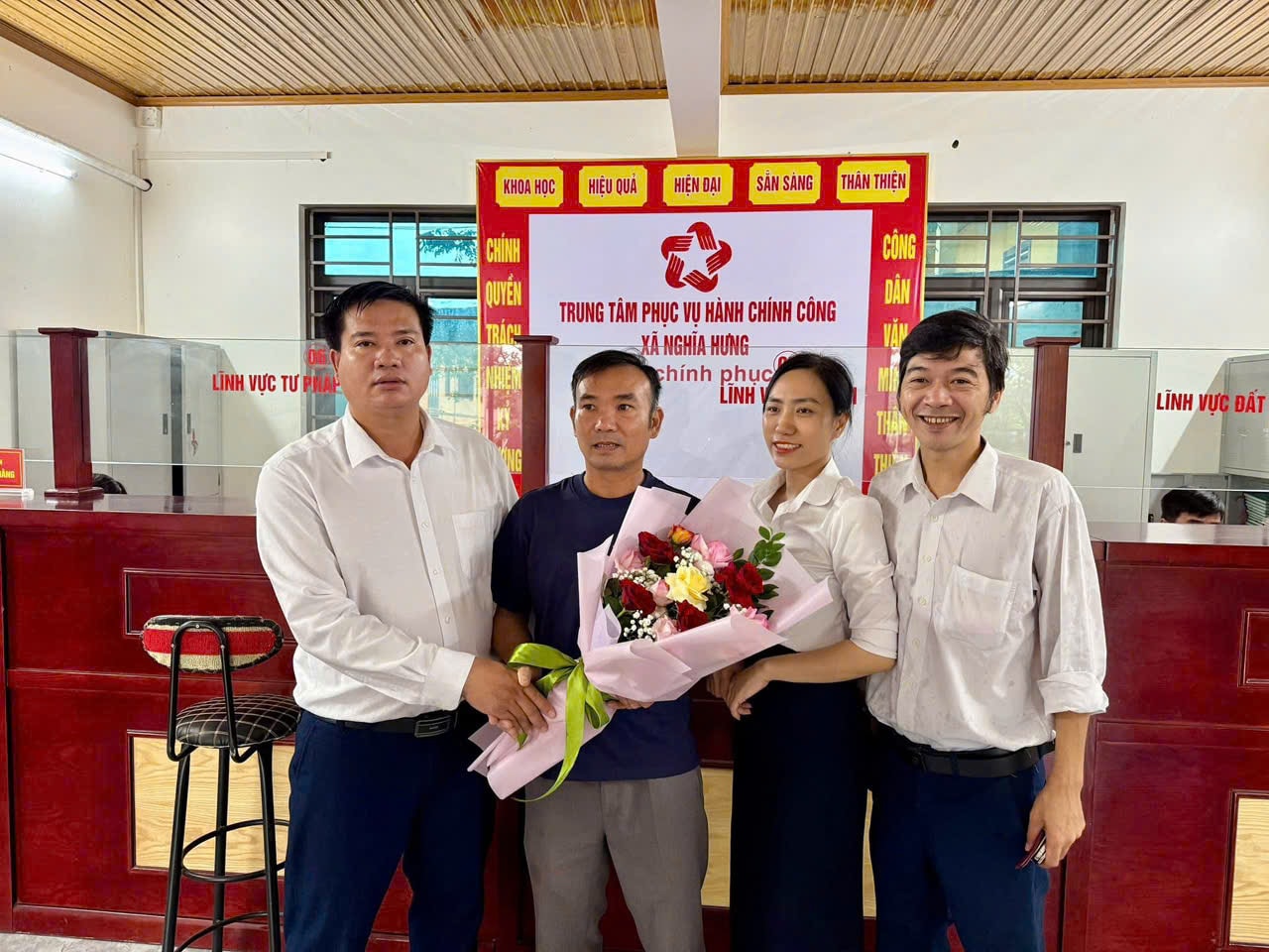 Tại xã Nghĩa Hưng (được thành lập trên cơ sở sáp nhập xã Nghĩa Hưng và Nghĩa Thành của huyện Nghĩa Đàn cũ), công dân đầu tiên đến giao dịch cũng đã được chính quyền địa phương tặng hoa chúc mừng. Ảnh: Minh Thái