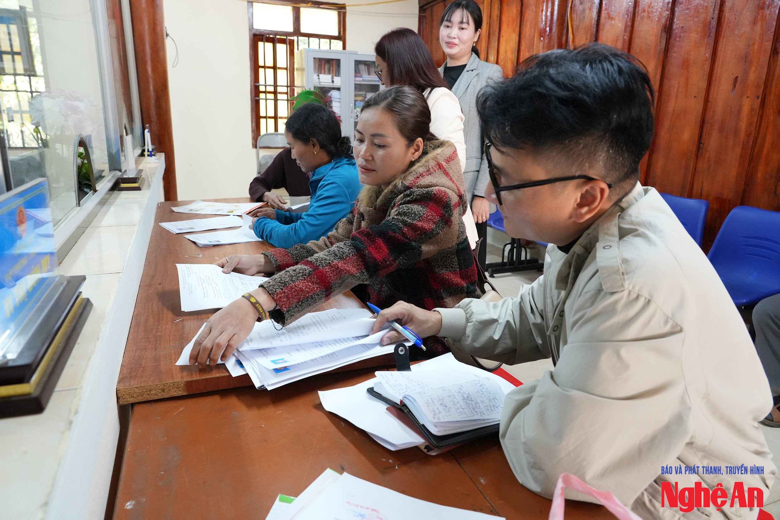 Phóng viên Báo Nghệ An ghi nhận ý kiến của người dân khi đến làm thủ tục tại Bộ phận Một cửa ở địa phương. Ảnh Tiến Đông