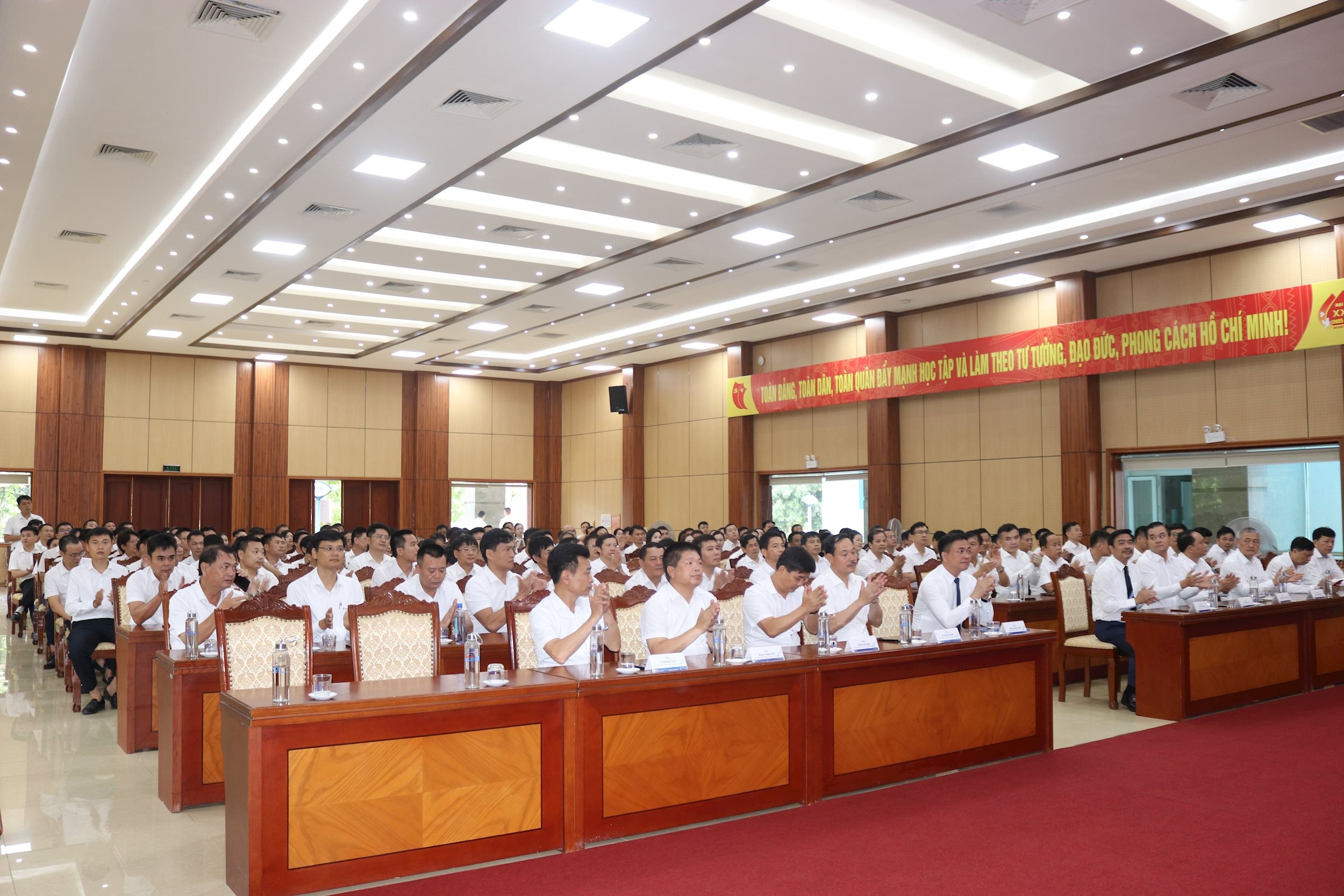 Toàn cảnh buổi lễ.