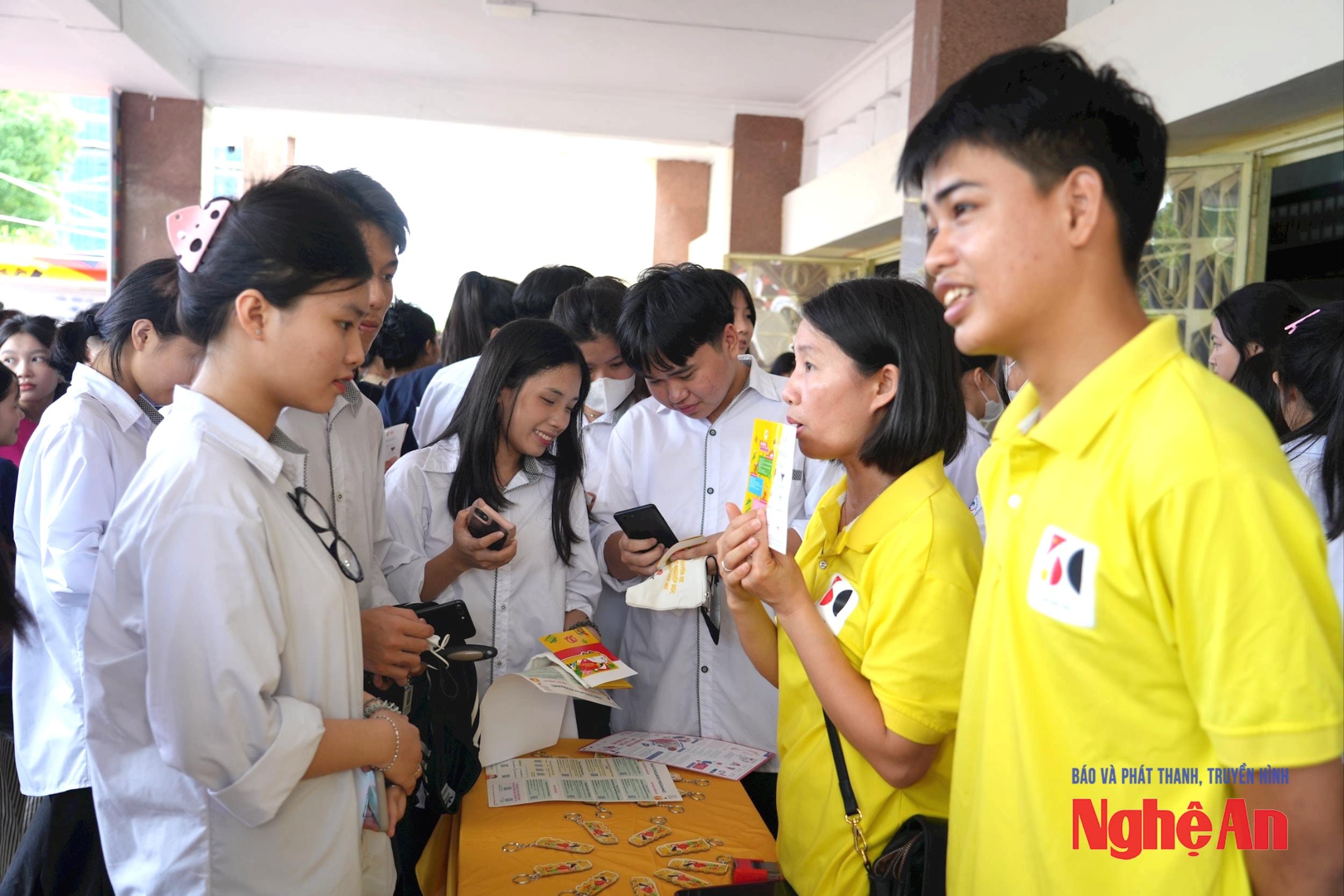 Học sinh, sinh viên tìm hiểu về du học nghề tại Chương trình 