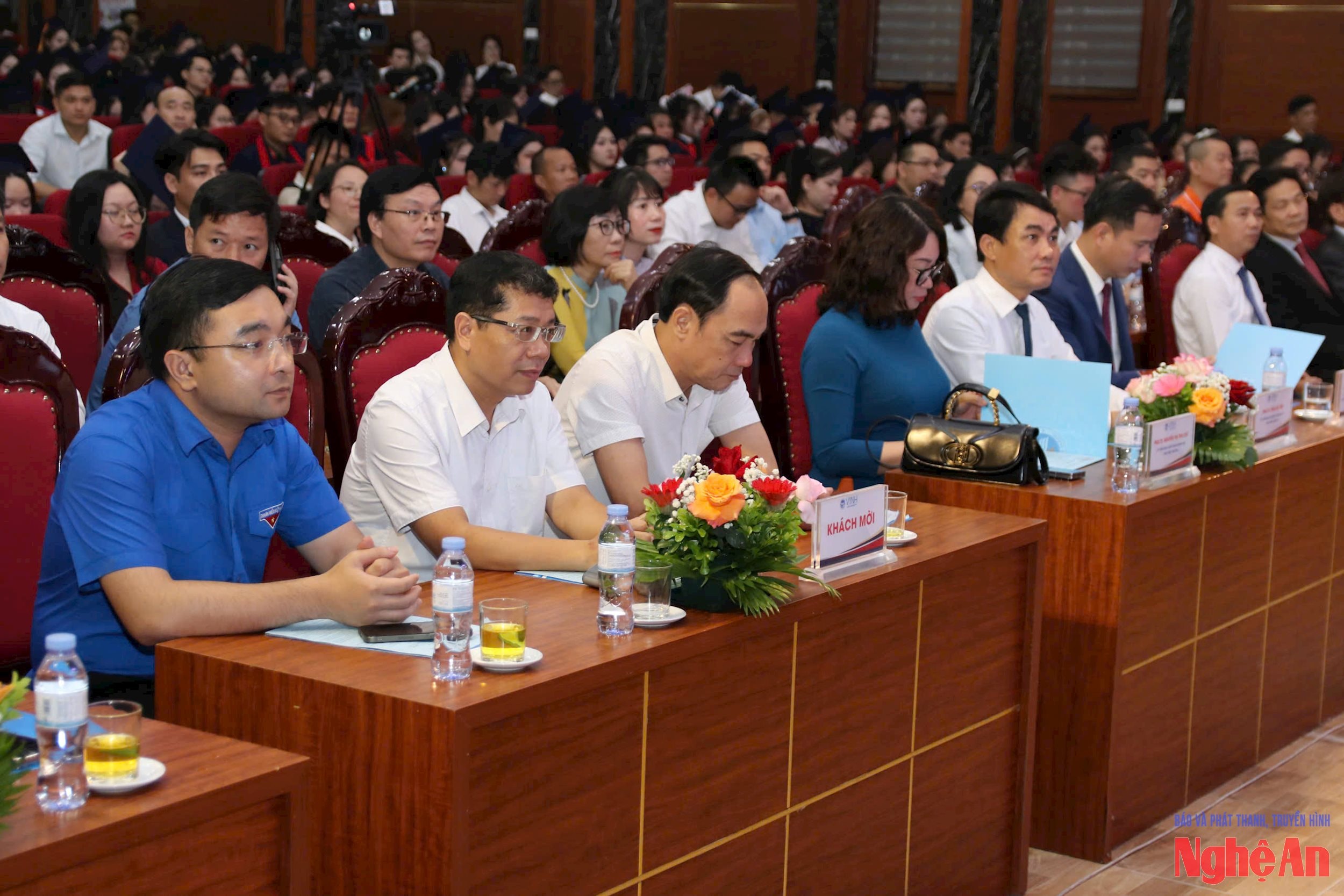 Các đại biểu tham dự buổi lễ bế giảng. Ảnh - Mỹ Hà