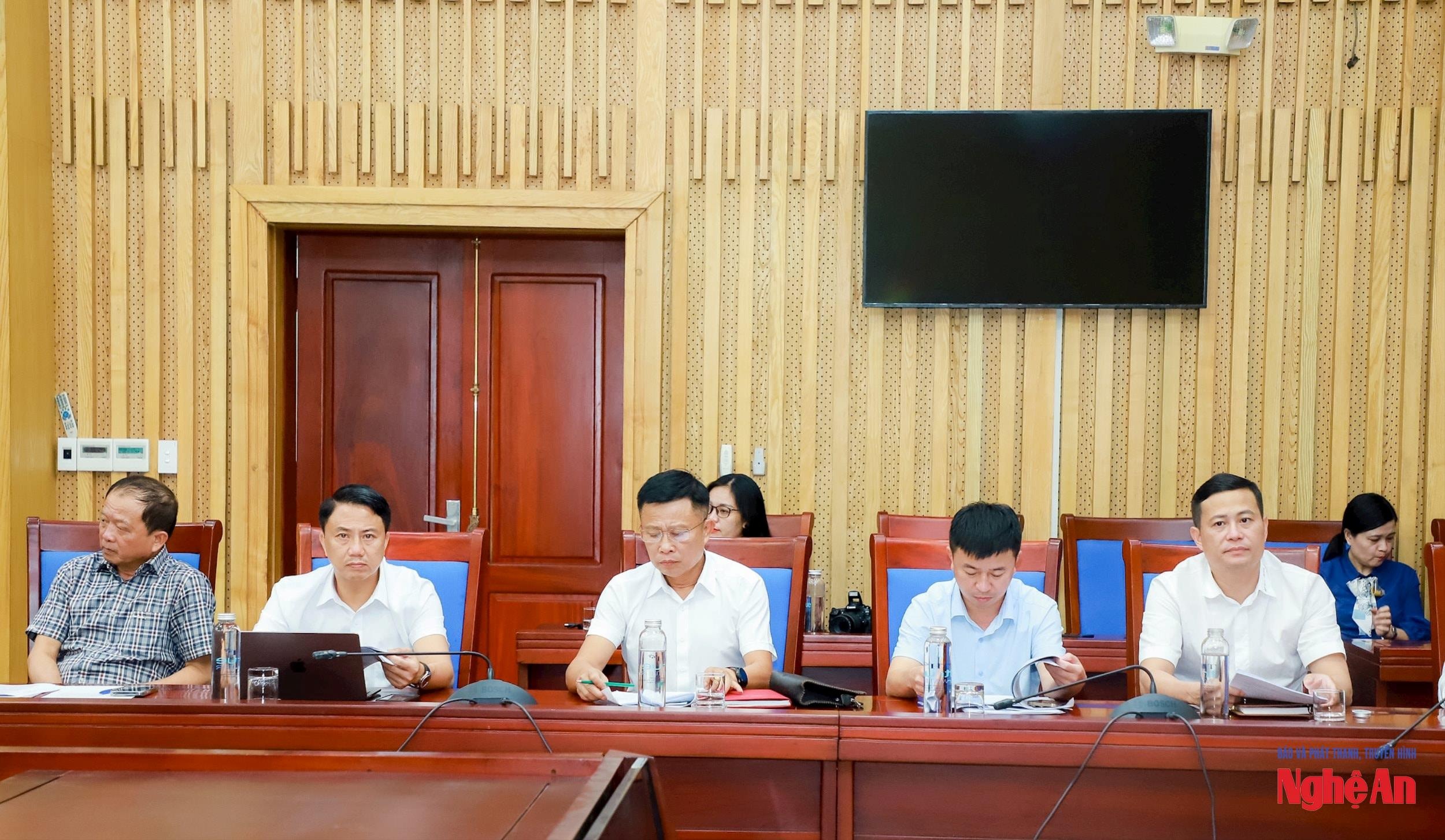 Đại diên VCCI, các hiệp hội, hội doanh nghiệp, doanh nhân dự giao ban. Ảnh: Thành Duy