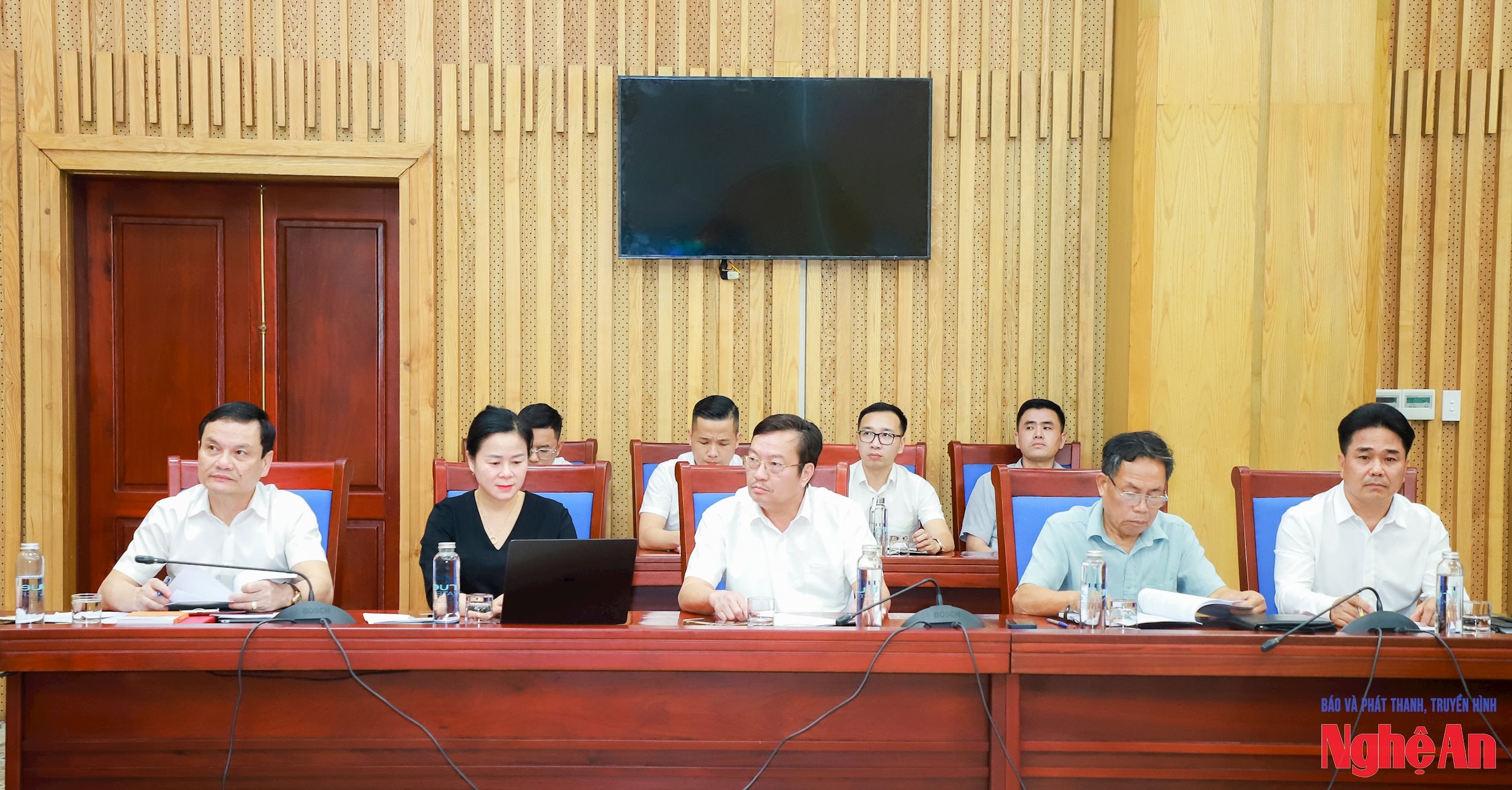 Lãnh đạo Văn phòng UBND tỉnh, Sở Y tế và các hiệp hội, hội doanh nghiệp tại cuộc giao ban. Ảnh: Thành Duy