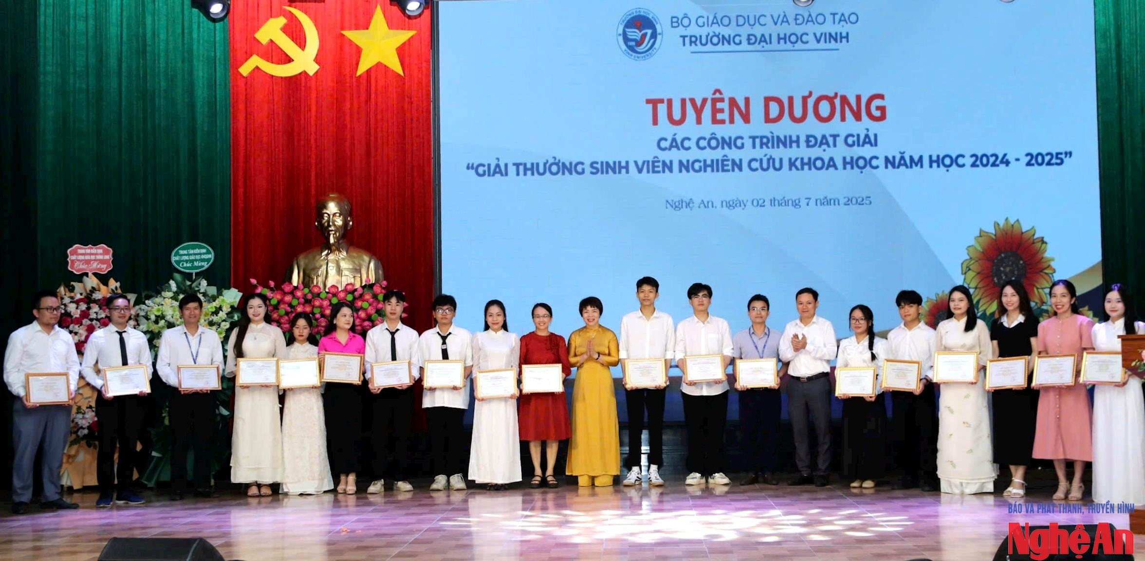 bna_khen-thuong-cho-cac-sinh-vien-dat-giai-trong-cac-cuoc-thi-nghien-cuu-khoa-hoc.-anh-my-ha(1).jpg