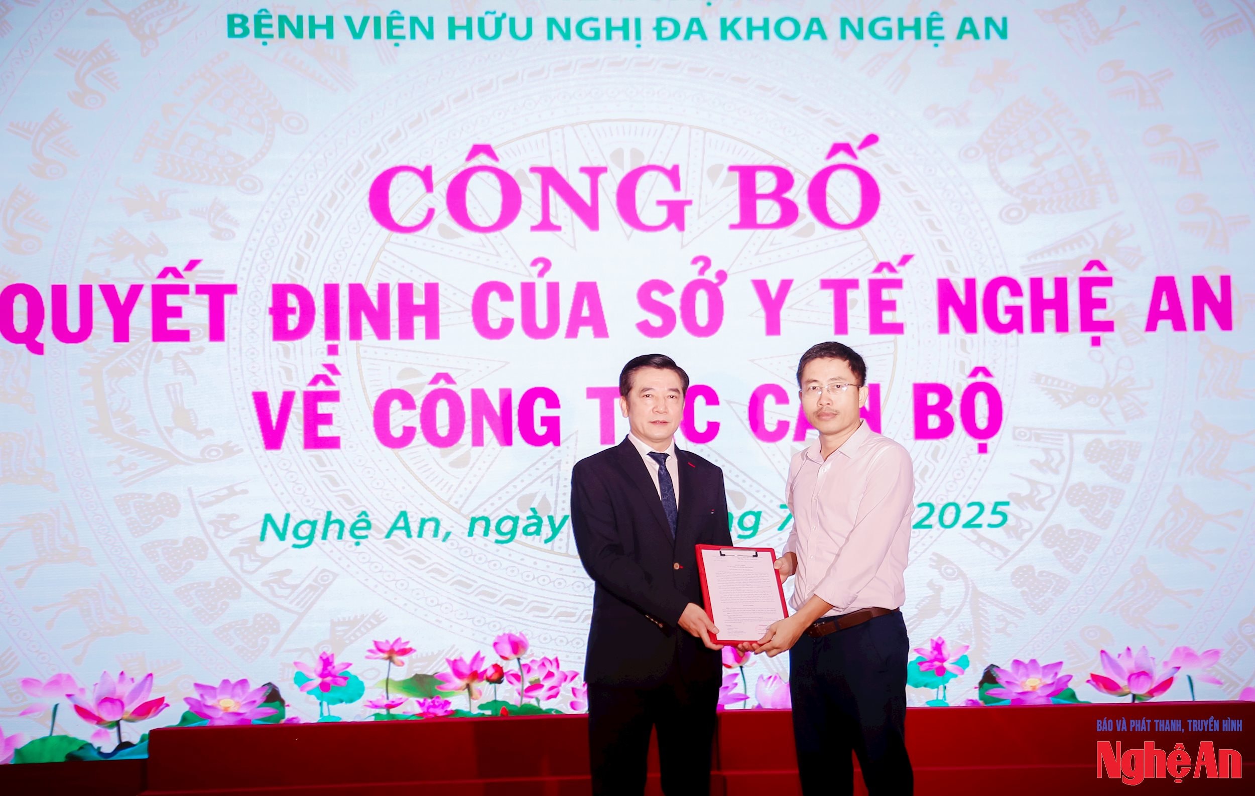 Trao Quyết định bổ nhiệm đối với Tiến sĩ Quế Anh Trâm giữ chức Phó Giám đốc Bệnh viện Hữu nghị Đa khoa Nghệ An kiêm Trưởng phòng khám sức khỏe cán bộ Tỉnh. Ảnh: Thành Chung