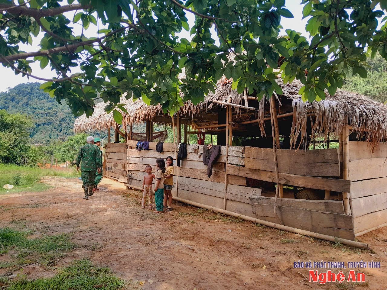 Những ngôi nhà tranh tre của người dân bản Cò Phạt đang được vận động tháo dỡ. Ảnh: Nguyễn Nam