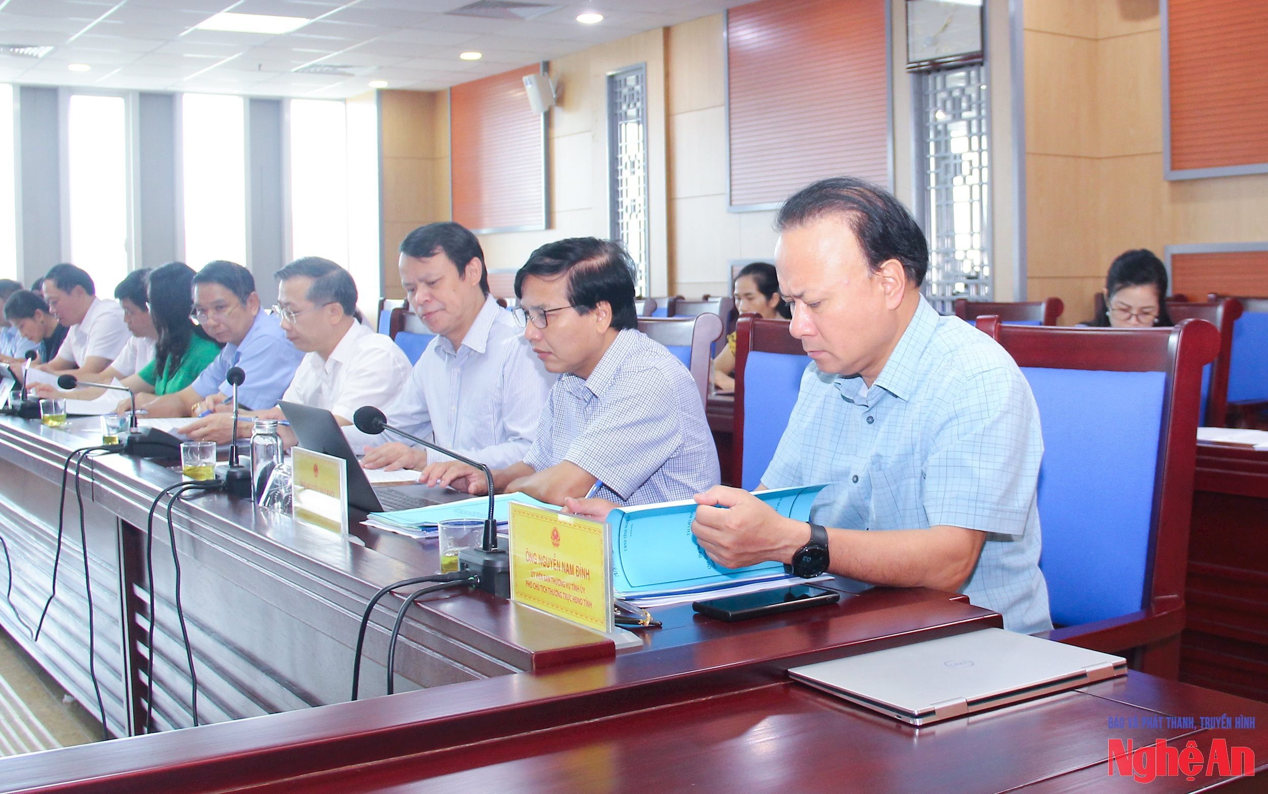 Các đồng chí Thường trực HĐND tỉnh tham dự cuộc họp thẩm tra