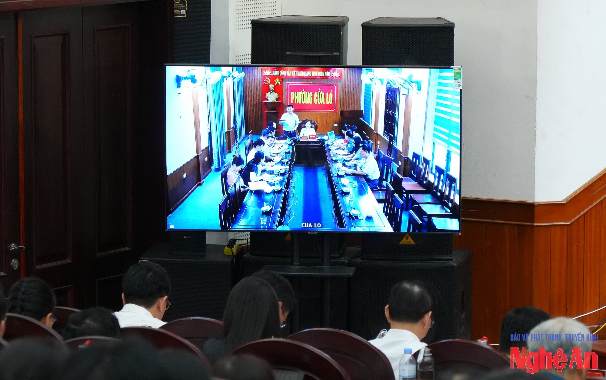 Tiếp xúc cử tri-12
