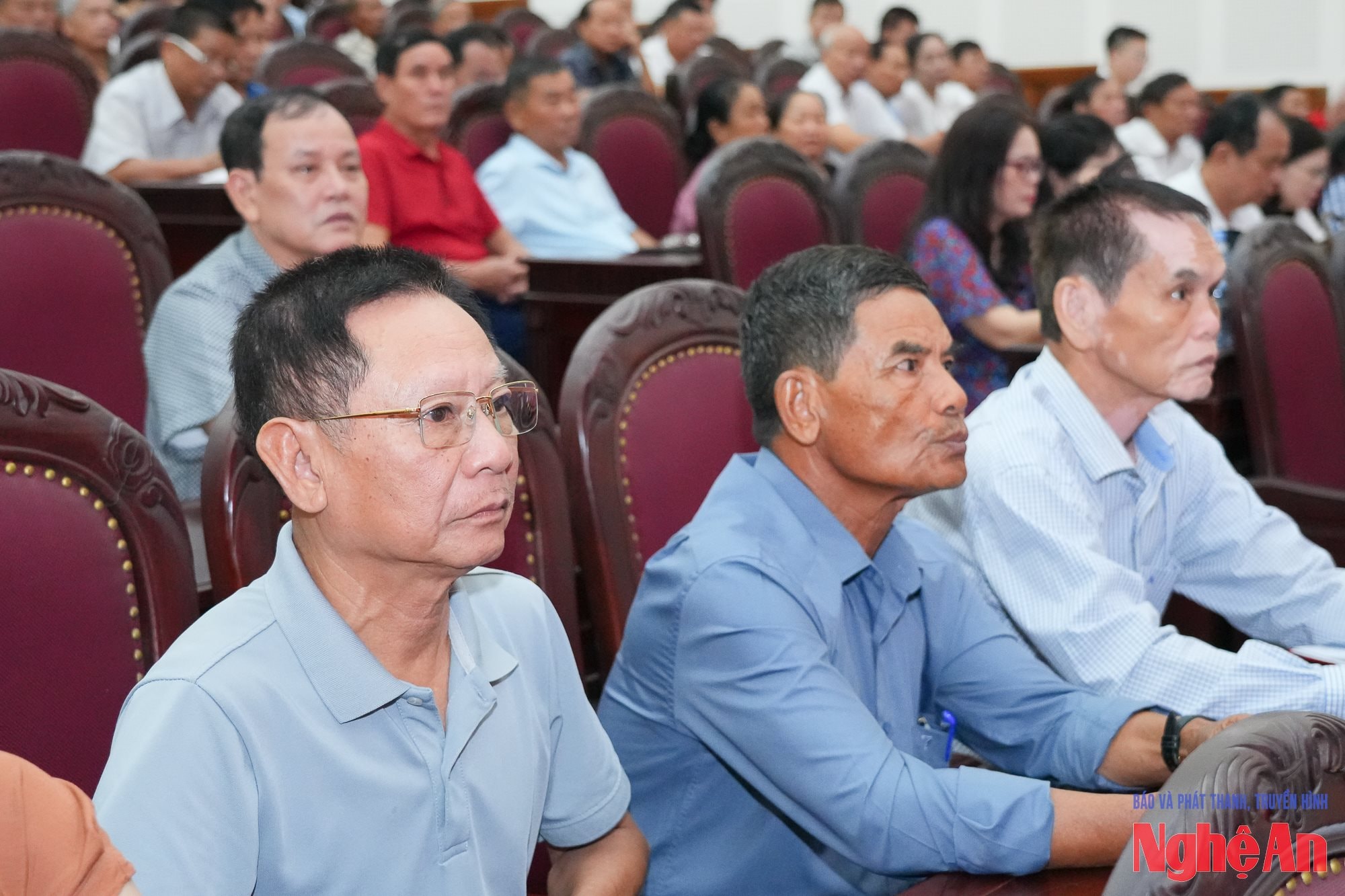 Tiếp xúc cử tri-19