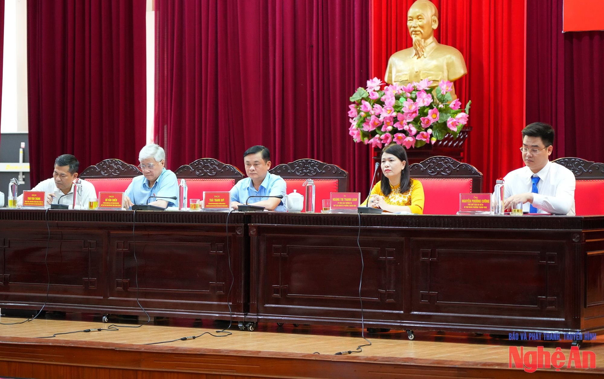 Tiếp xúc cử tri-8