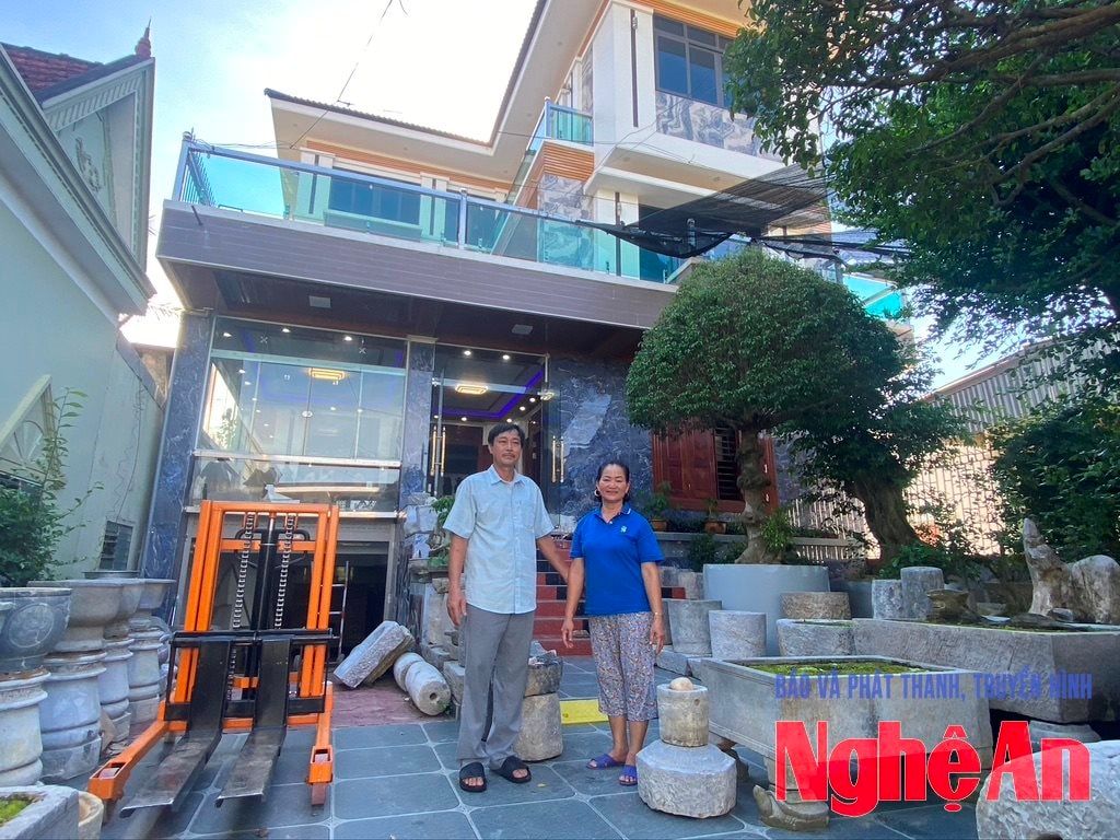 Vợ chồng ông Nguyễn Duy Long bên ngôi nhà 3 tầng tràn ngập đồ cổ, nơi lưu giữ nhiều giá trị văn hóa và lịch sử. Ảnh: Văn Trường.