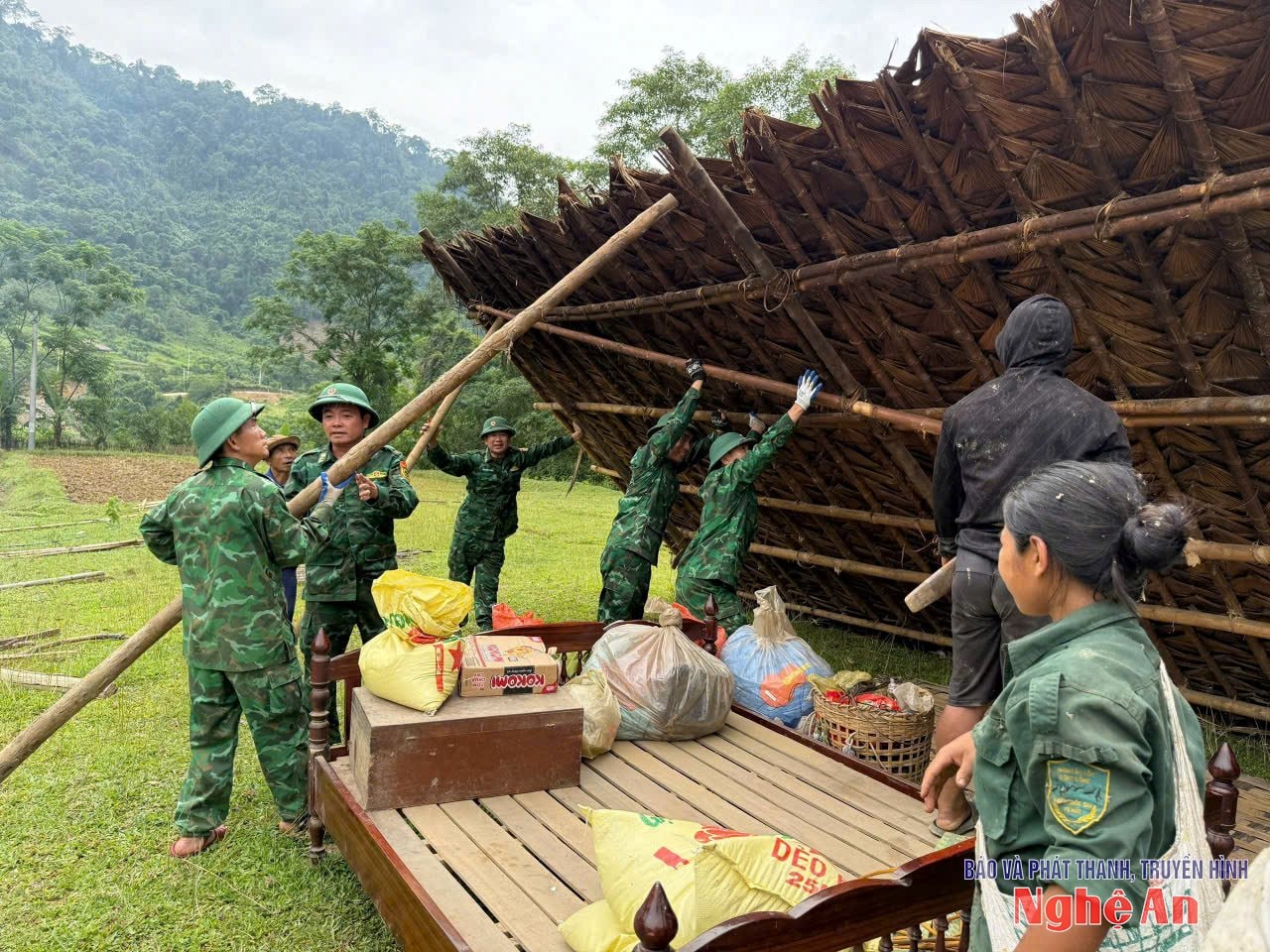 Bộ đội Biên phòng giúp dân bản Búng dỡ nhà tạm, bàn giao mặt bằng cho đơn vị thi công. Ảnh: Nguyễn Nam