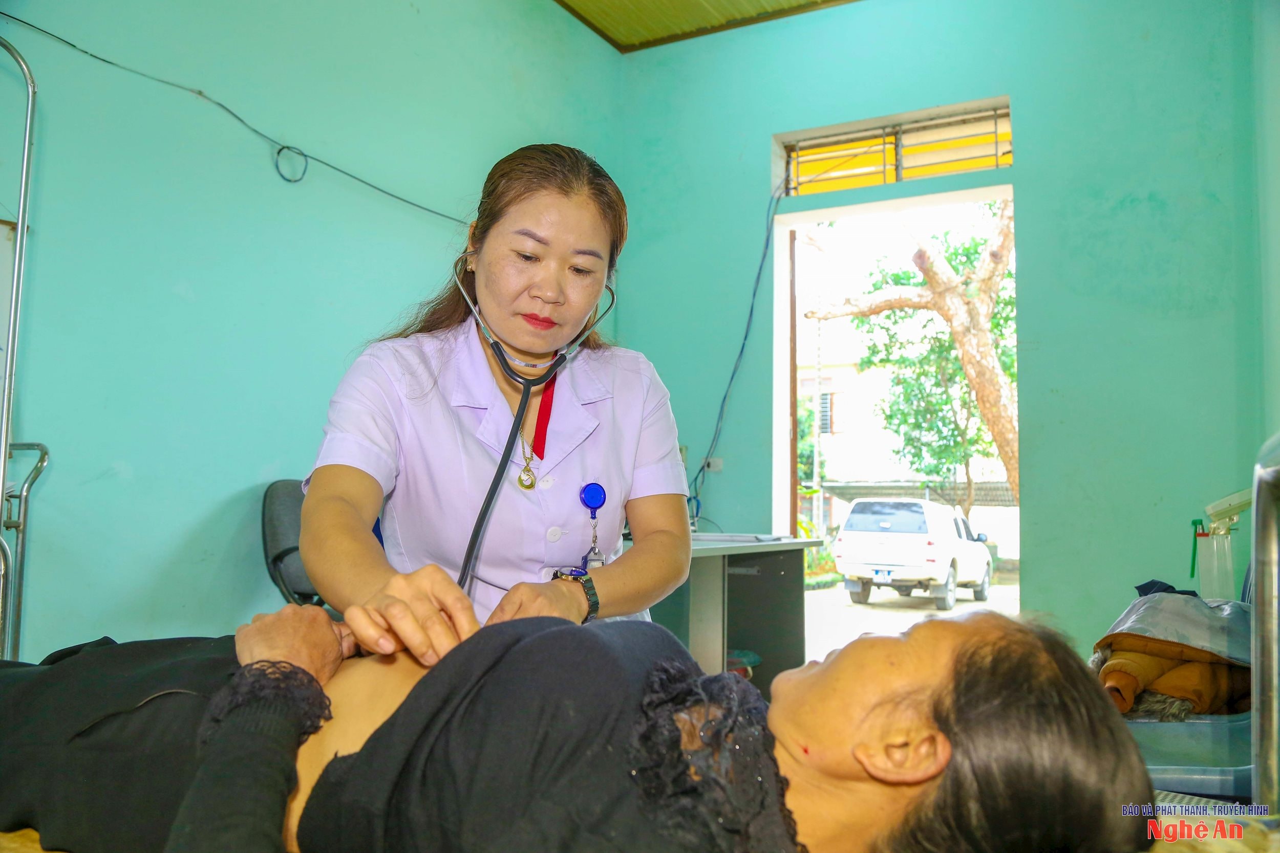 Bác sĩ Lê Thị Quỳnh Giang luôn ân cần, thăm khám kỹ càng cho người bệnh (3)