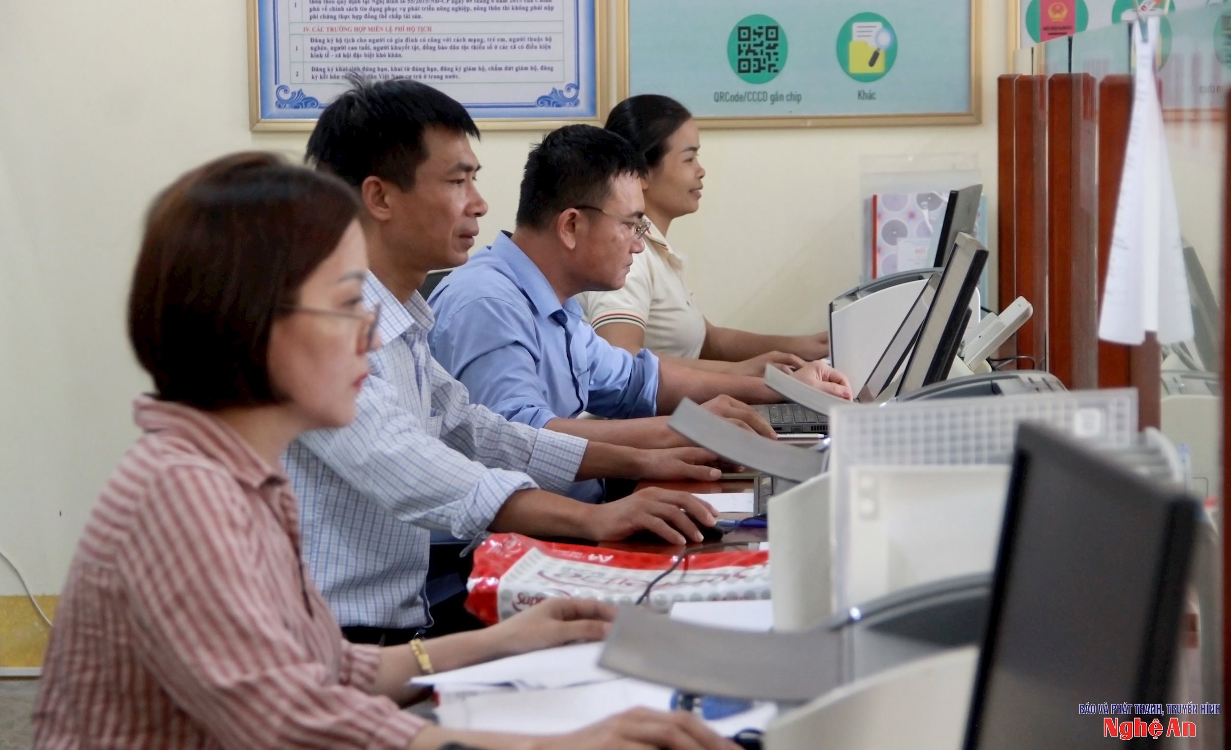 cán bộ