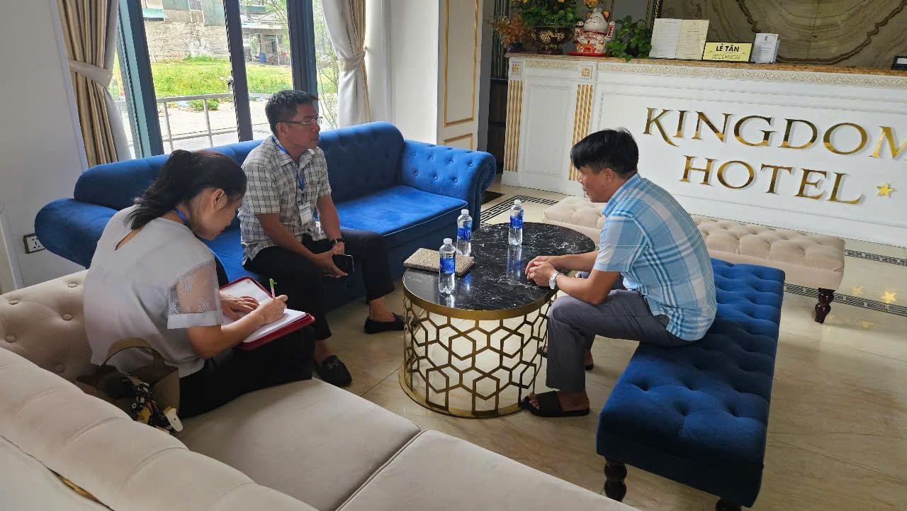 Cán bộ Phòng Văn hóa - Xã hội phường Cửa Lò làm việc với khách sạn sau khi nhận được phản ánh. Ảnh: Ngọc Anh