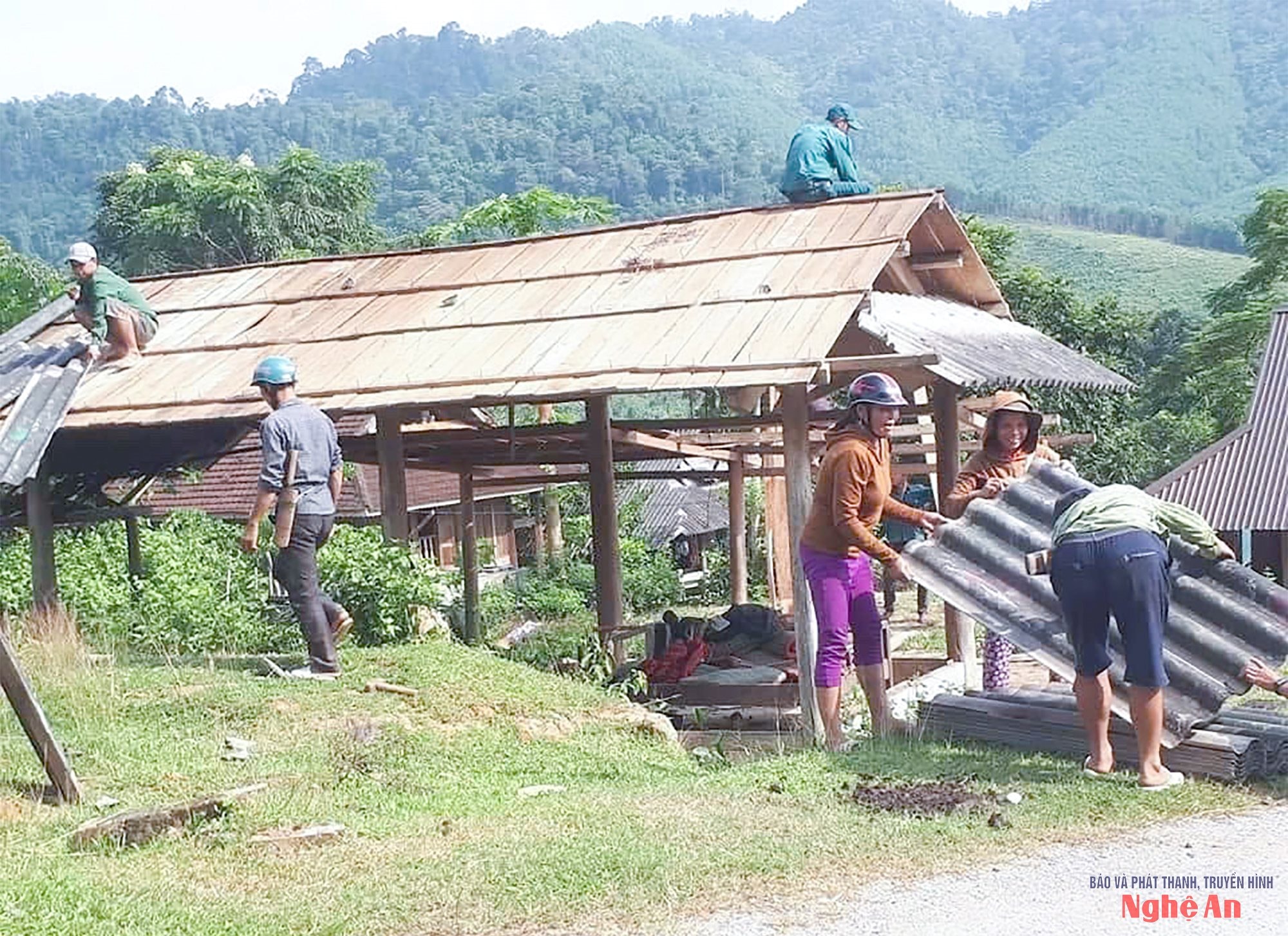 Xã Hùng Chân huy động các lực lượng hỗ trợ làm nhà ở cho người nghèo.