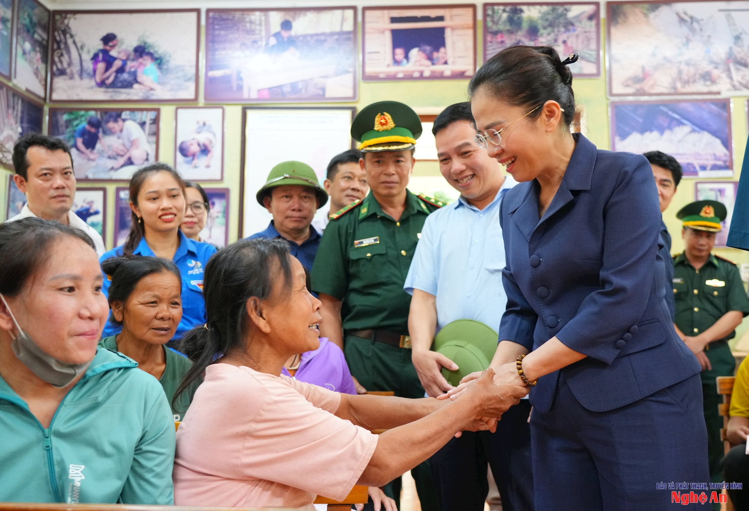 Phó Bí thư Tỉnh ủy Nghệ An trao Giấy chứng nhận quyền sử dụng đất cho đồng bào Đan Lai sống trong vùng lõi Vườn Quốc gia Pù Mát