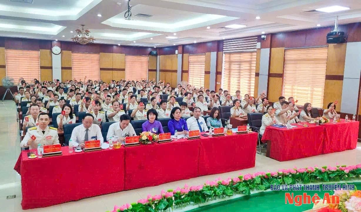 Các đại biểu biểu quyết. Ảnh Hồng Phong