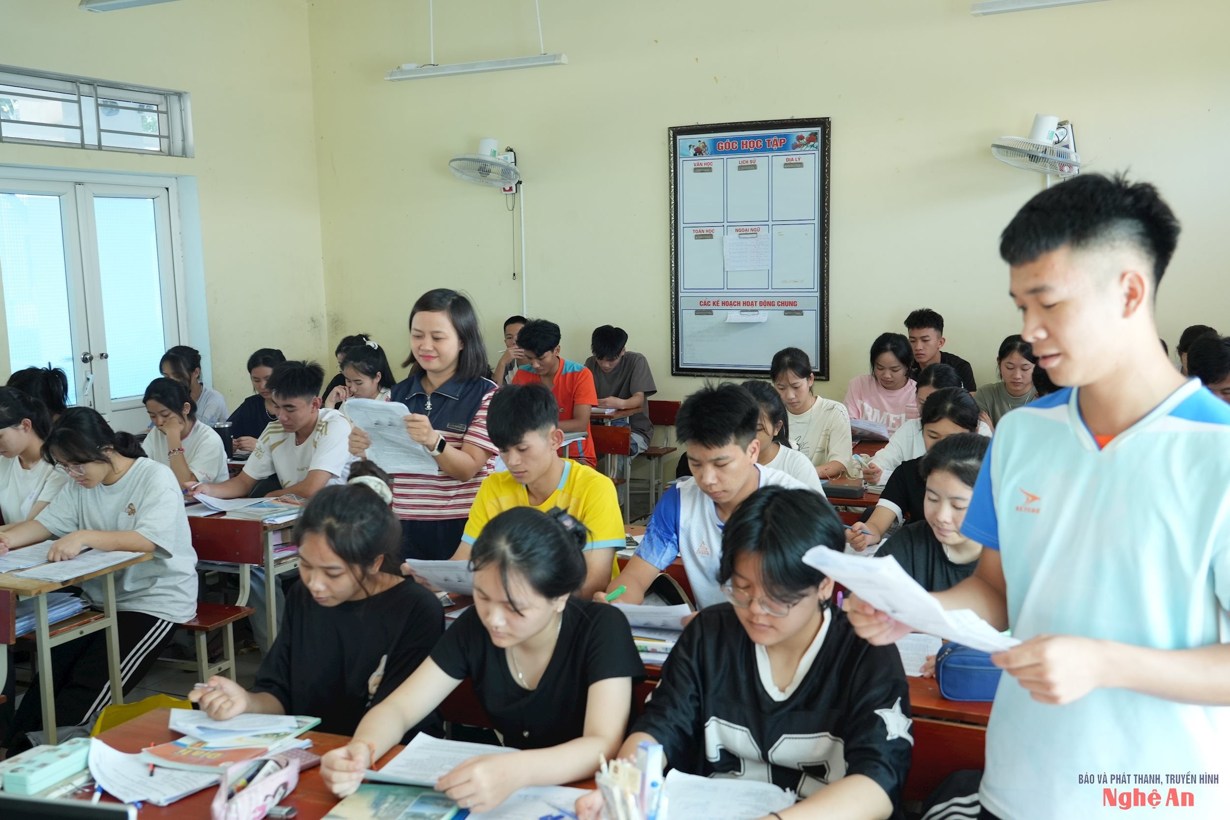 Chính sách miễn, giảm học phí sẽ trao cơ hội đến trường cho tất cả học sinh. Trong ảnh - Giờ học của học sinh Trường PT DTNT THPT số 2. Ảnh - Mỹ Hà