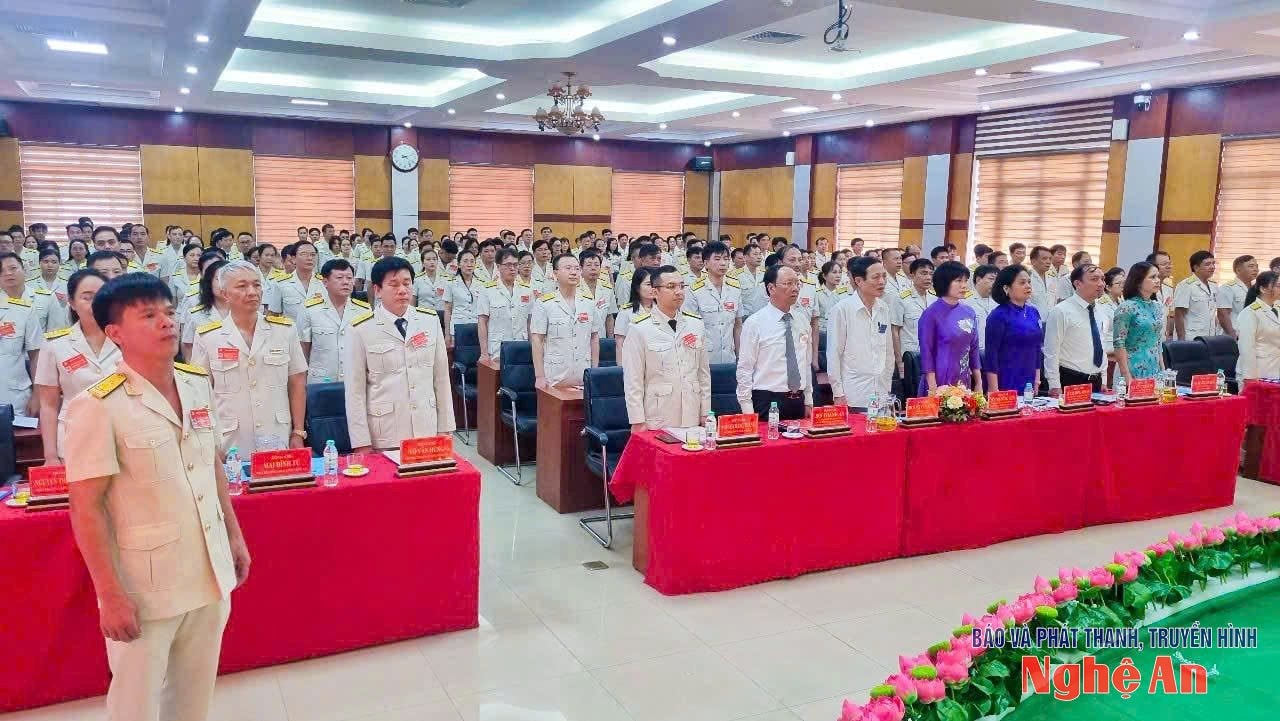 Đại hội tiến hành nghi thức chào cờ