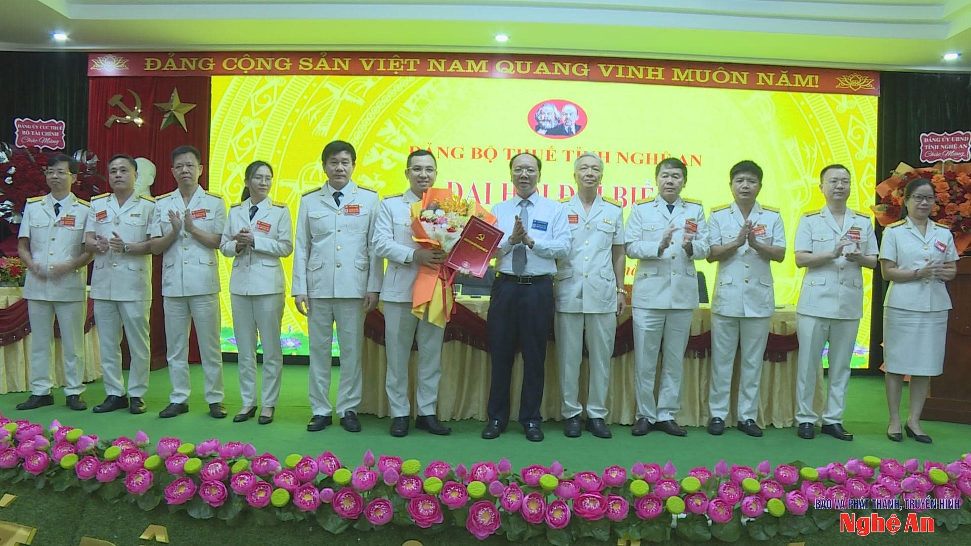 Đồng chí Bùi Thanh An - Uỷ viên Ban Thường vụ Tỉnh uỷ, Phó Chủ tịch Thường trực UBND tỉnh trao Quyết định và tặng hoa chúc mừng Đảng bộ Thuế. Ảnh: Hồng Phong