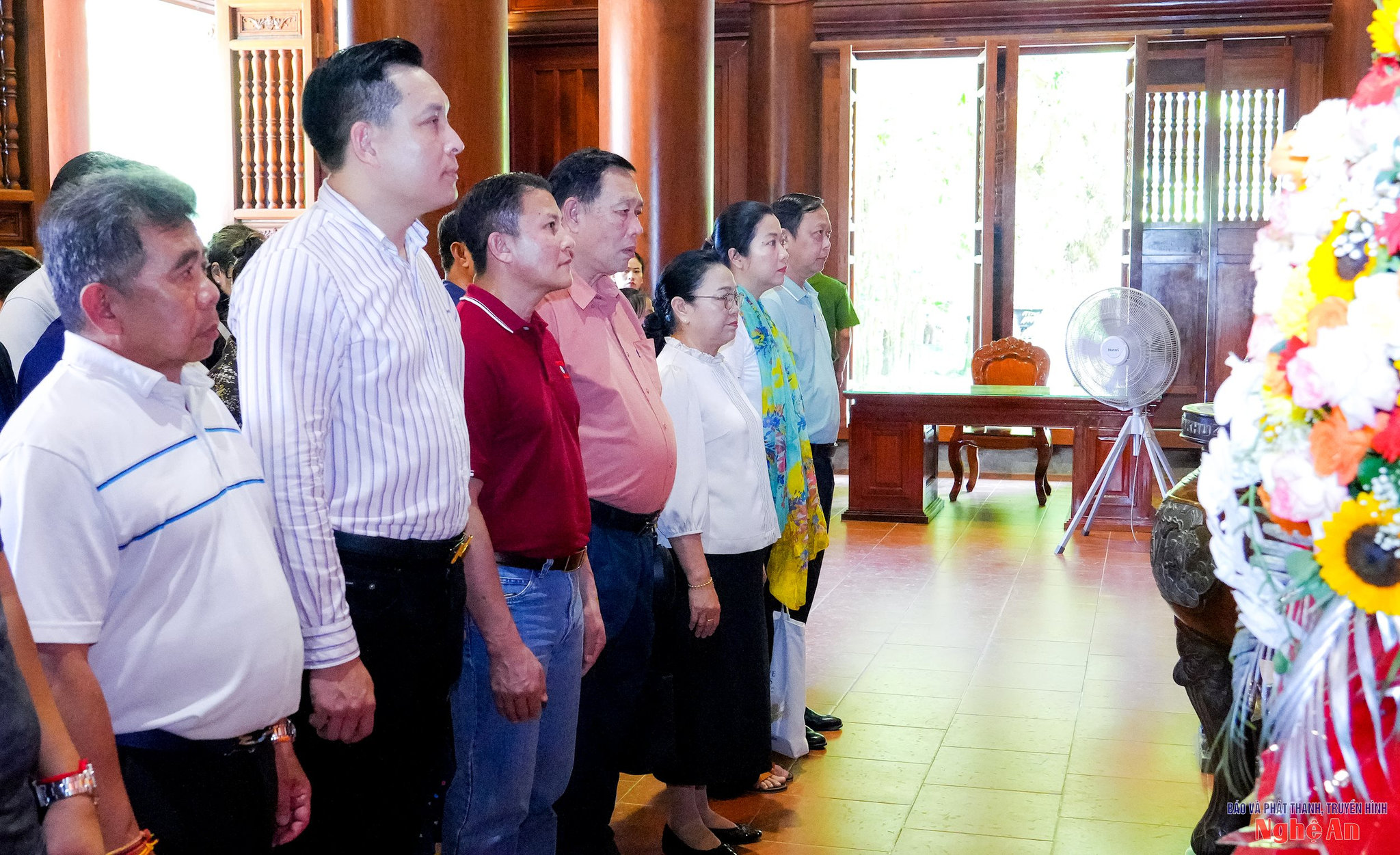 Đại sứ Đặc mệnh Toàn quyền nước CHDCND Lào tại Việt Nam dâng hương tưởng niệm Chủ tịch Hồ Chí Minh