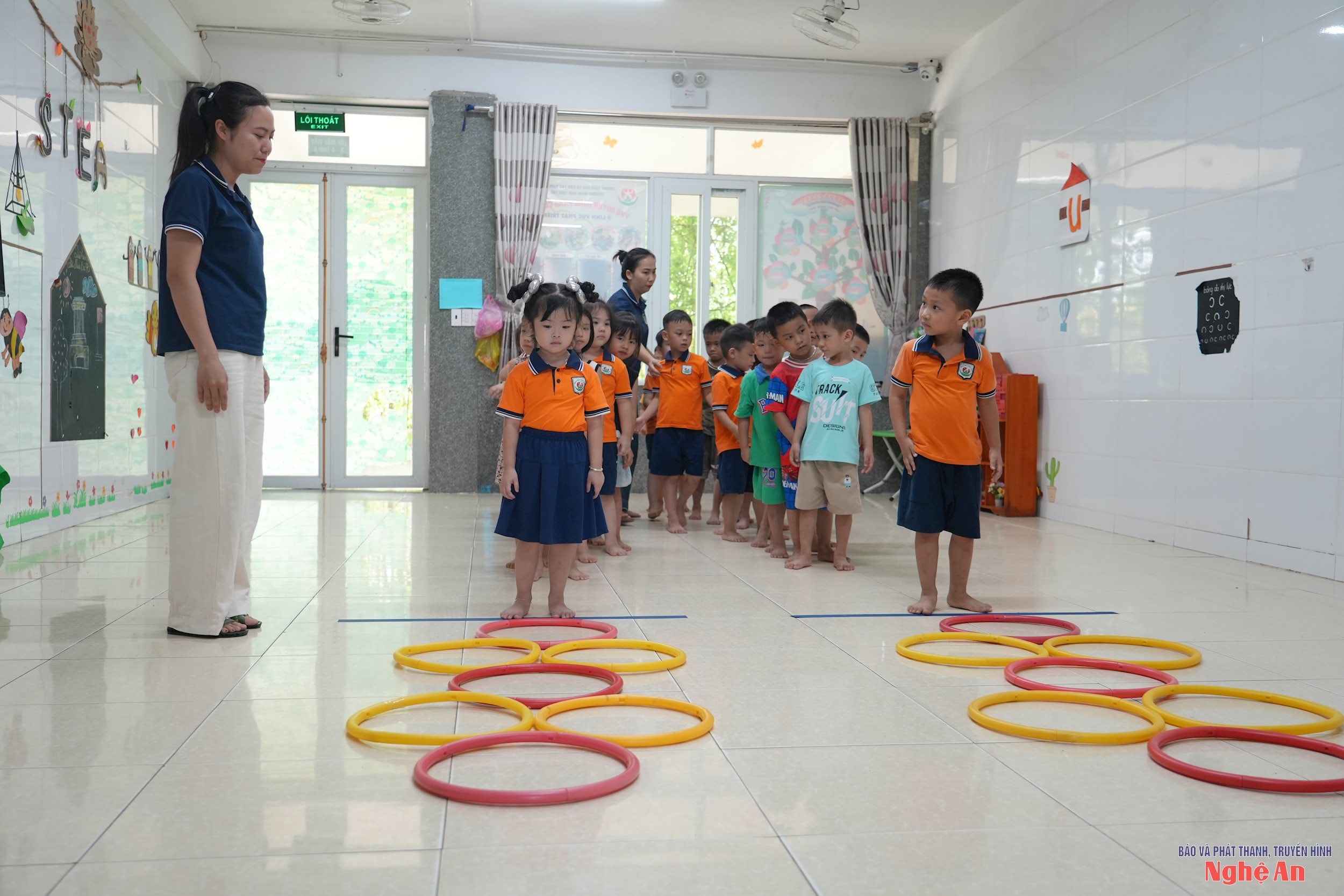 Giờ học của học sinh Trường mầm non Tuổi thơ (Nam Đàn). Theo quy định, học sinh ở trường tư thục cũng sẽ được hỗ trợ học phí. Ảnh - Mỹ Hà