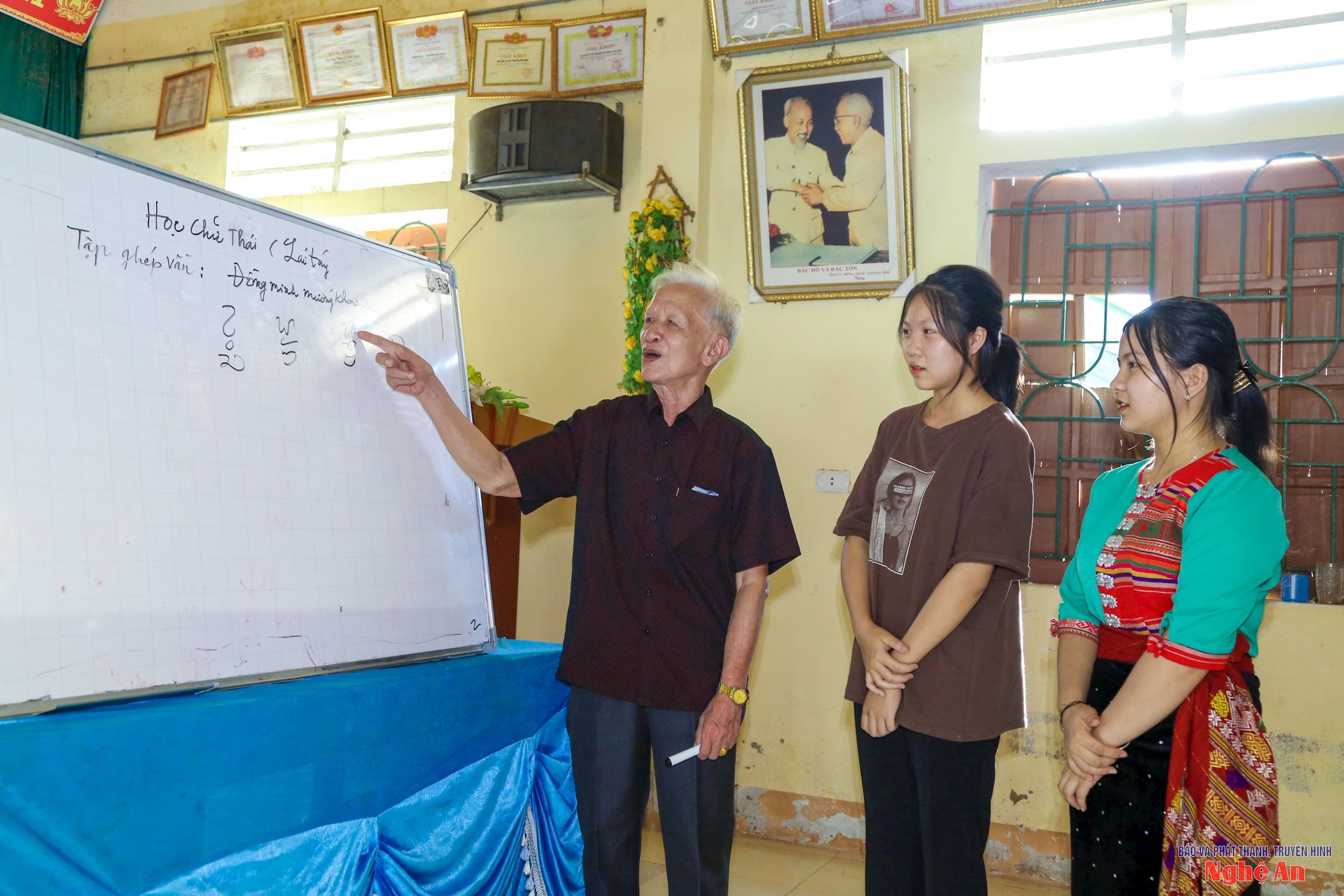 Dạy cho thế hệ trẻ cách việt chữ Thái cổ